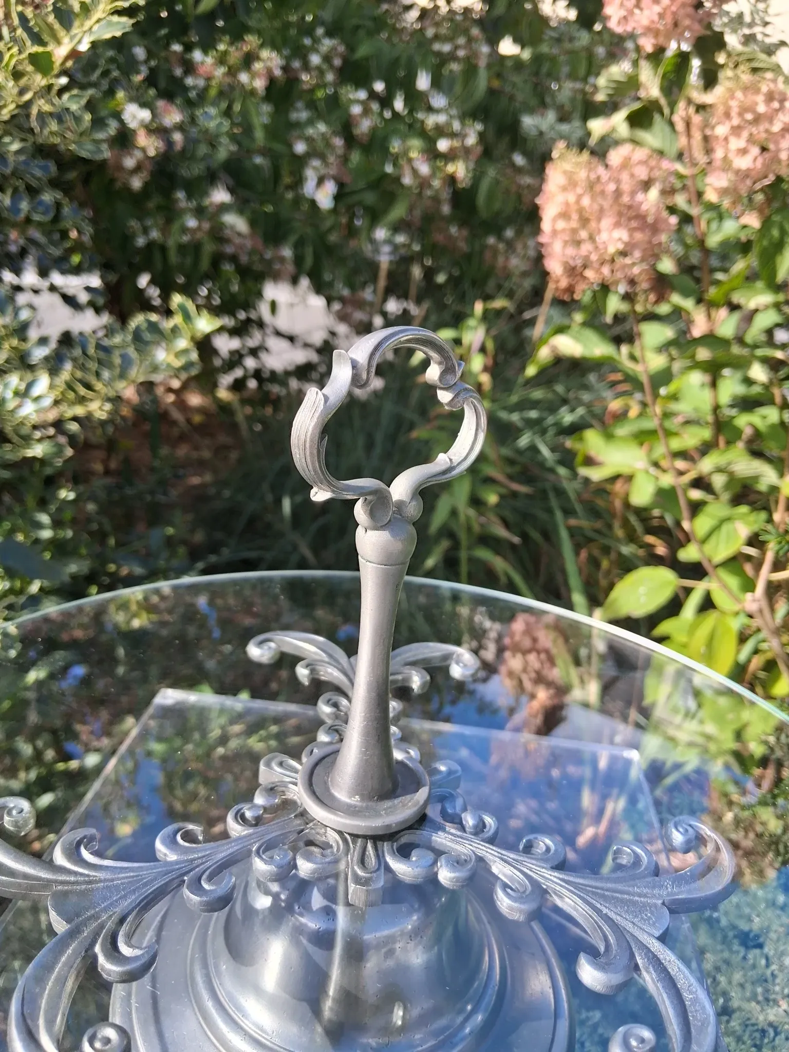 Very nice glass serving stand in very good condition.
