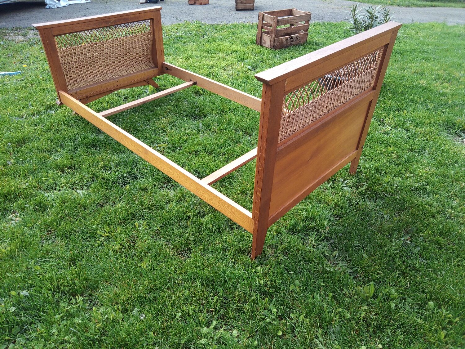 Bed 1 place wood and rattan