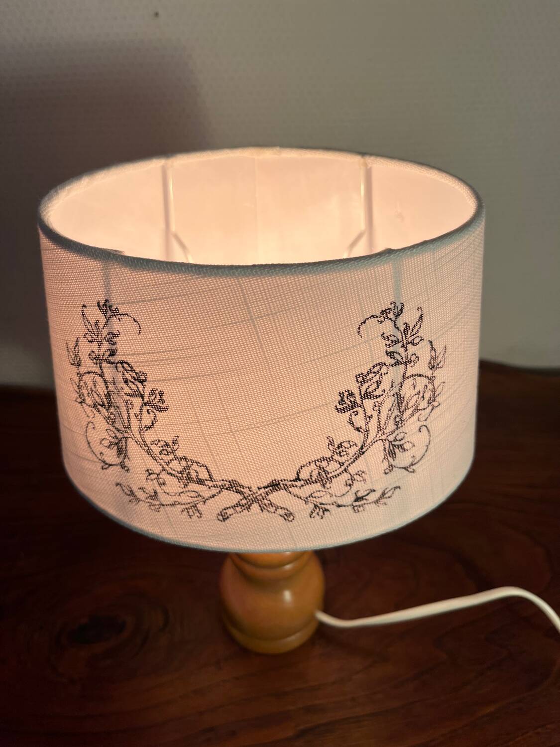 Small table lamp with natural wood base