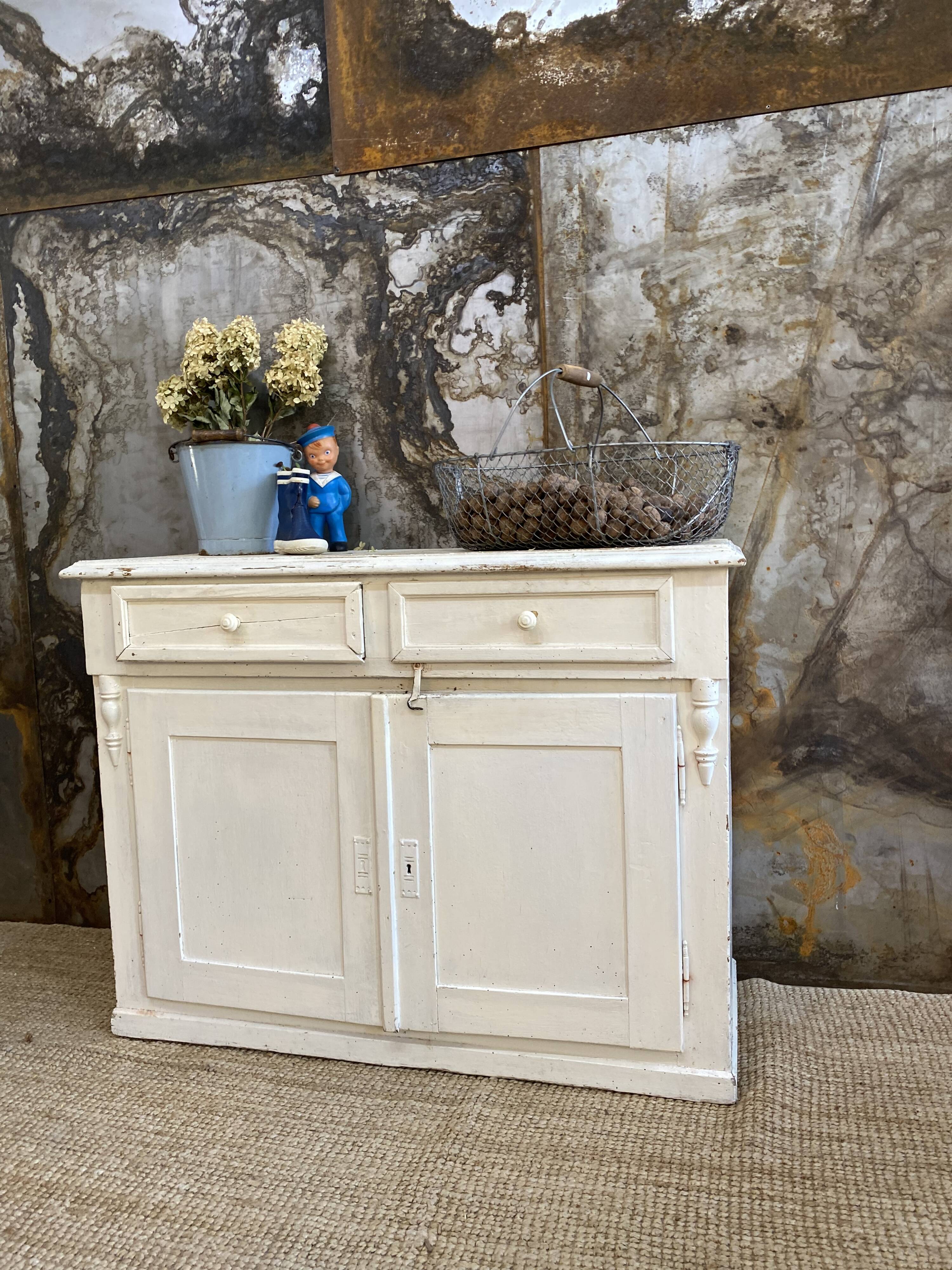 Parisian buffet in its pretty original patina