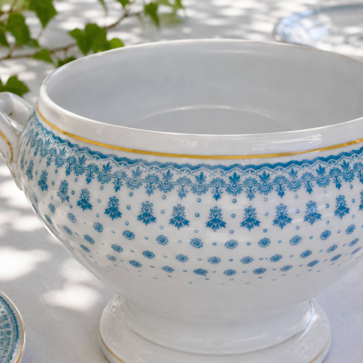 Large salad bowl from 1909 in porcelain by Oscar Shaller, blue and gold.