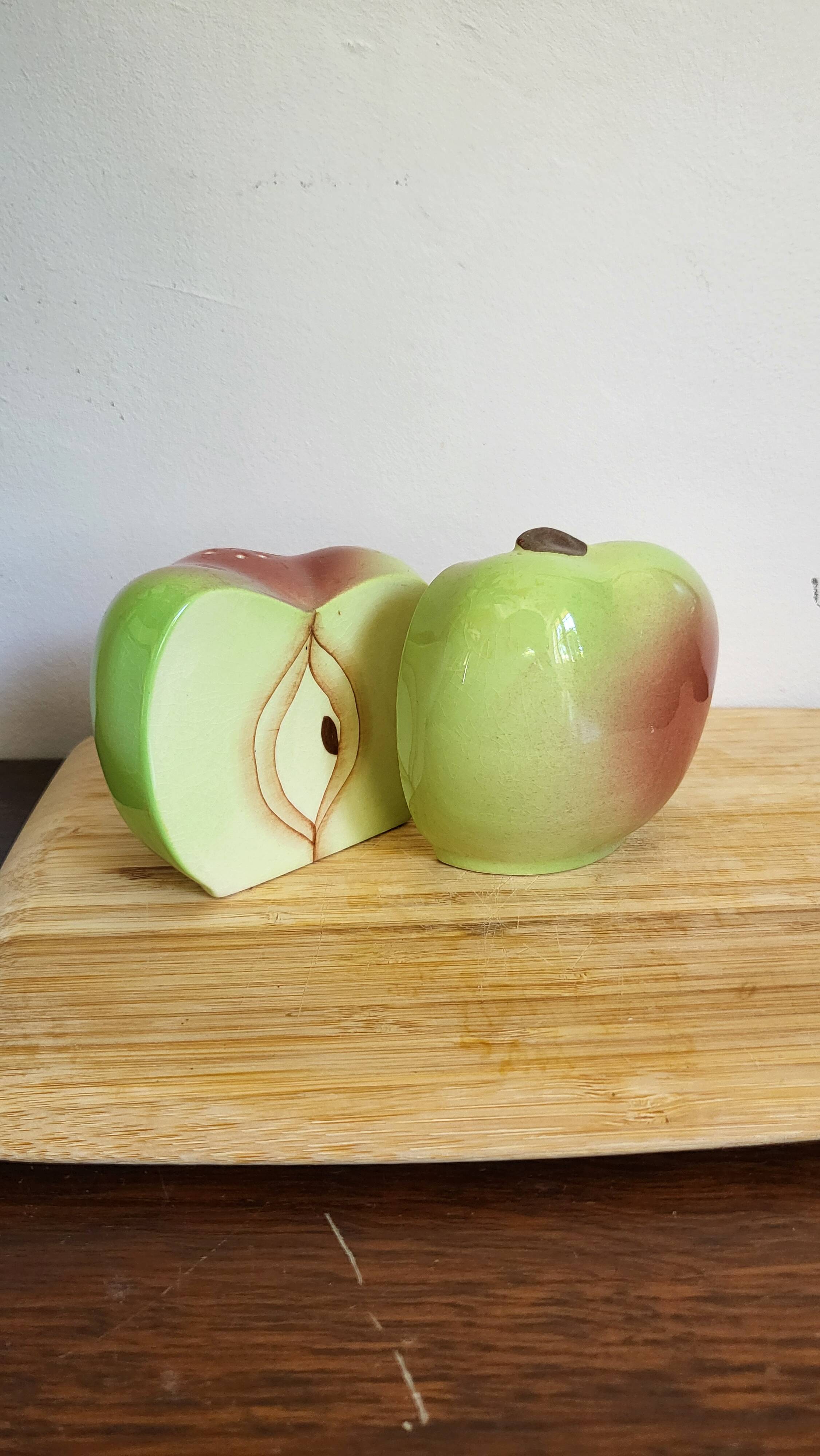 Salt and pepper apple service