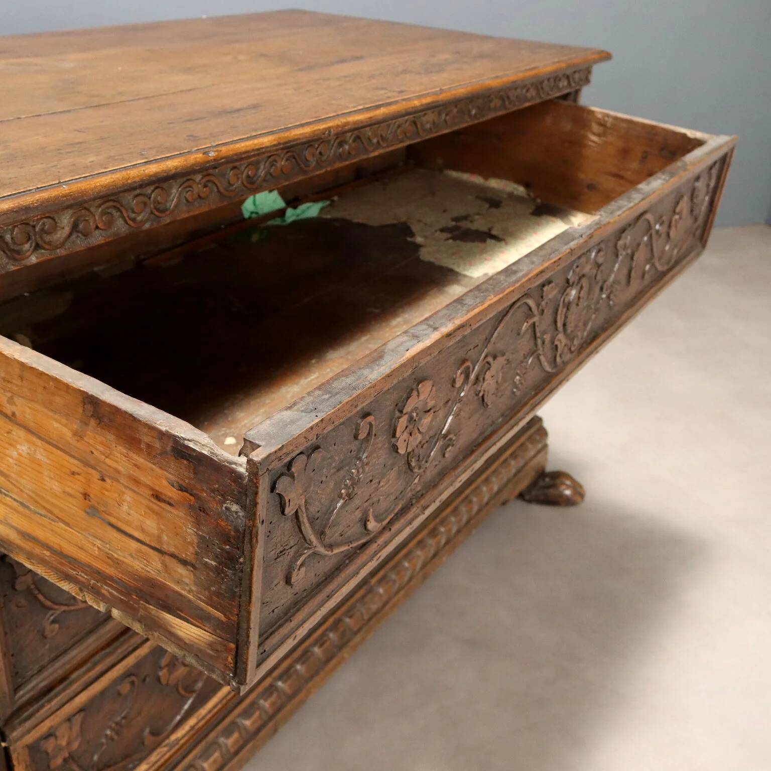 Antique baroque commode carved in walnut, 18th century.
