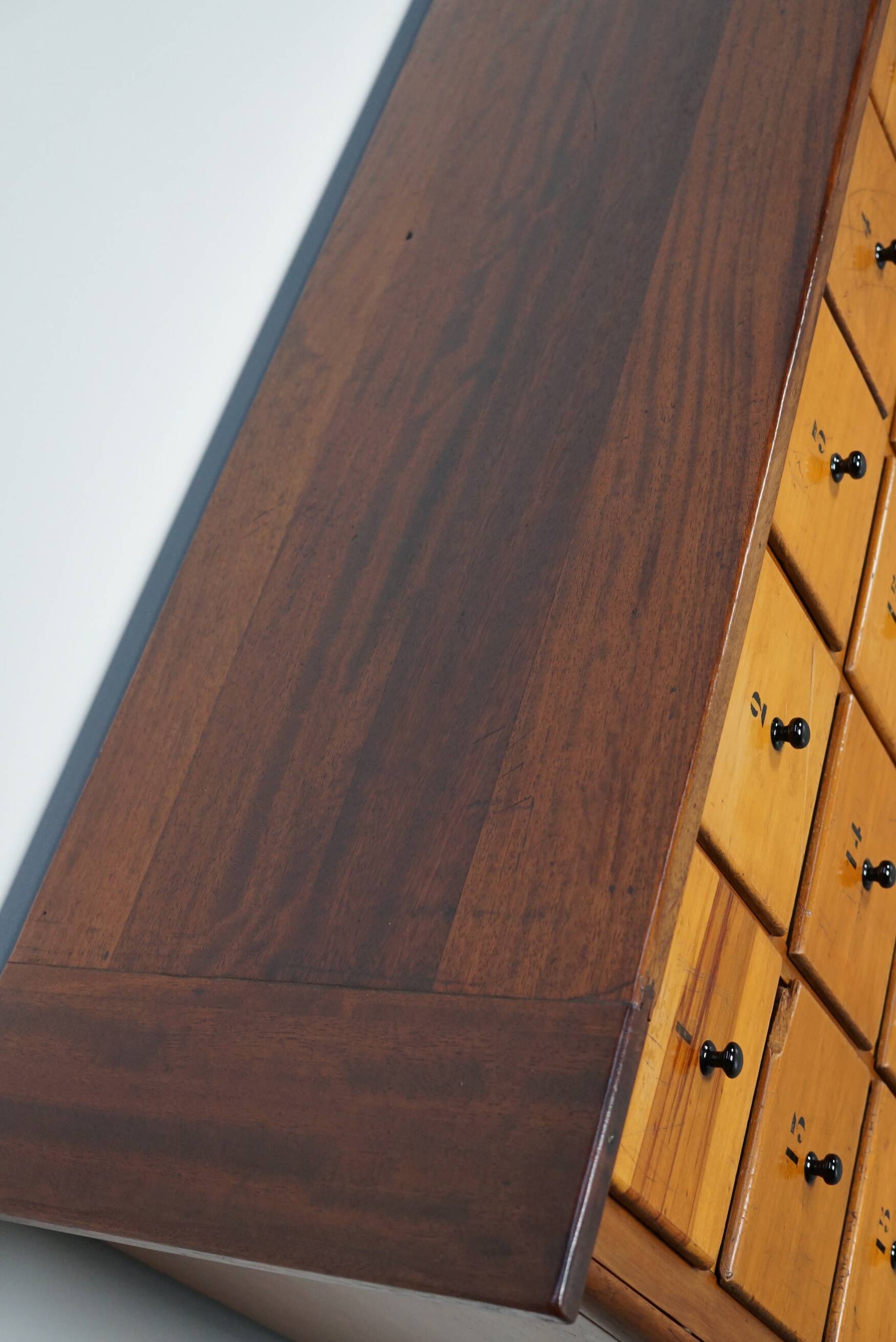 Grande apothicairerie / meuble d'école industrielle néerlandaise en hêtre, milieu du 20e siècle