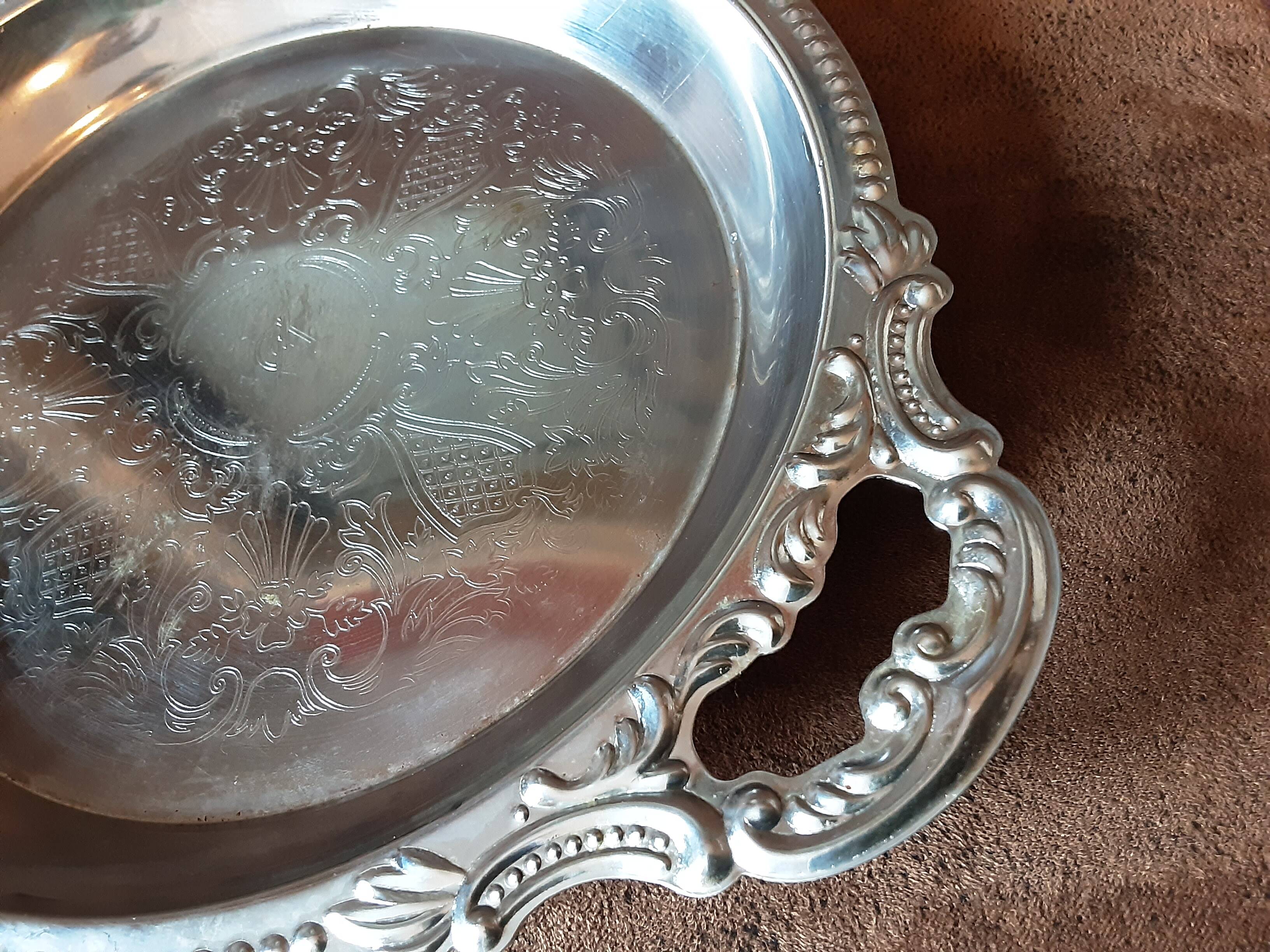 Set of 2 metal dishes