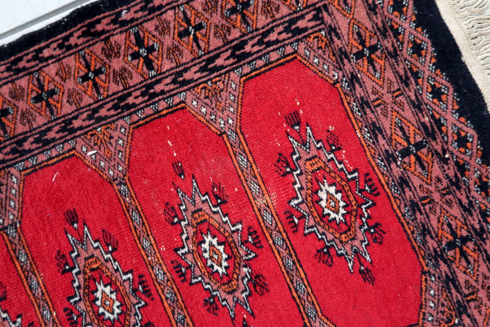 Tapis vintage ouzbek Bukhara fait main en laine – 62 x 106 cm – Années 1970