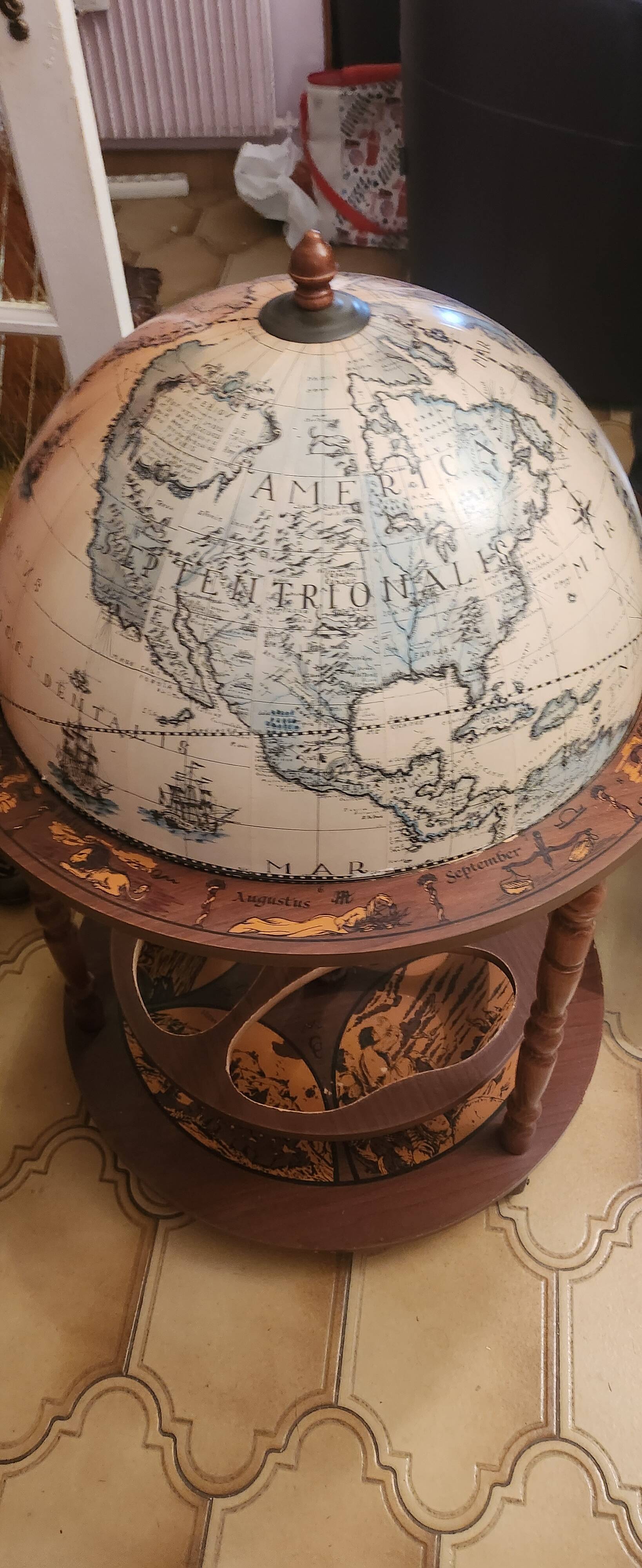 Bar globe terrestre on wheels