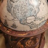 Bar globe terrestre on wheels