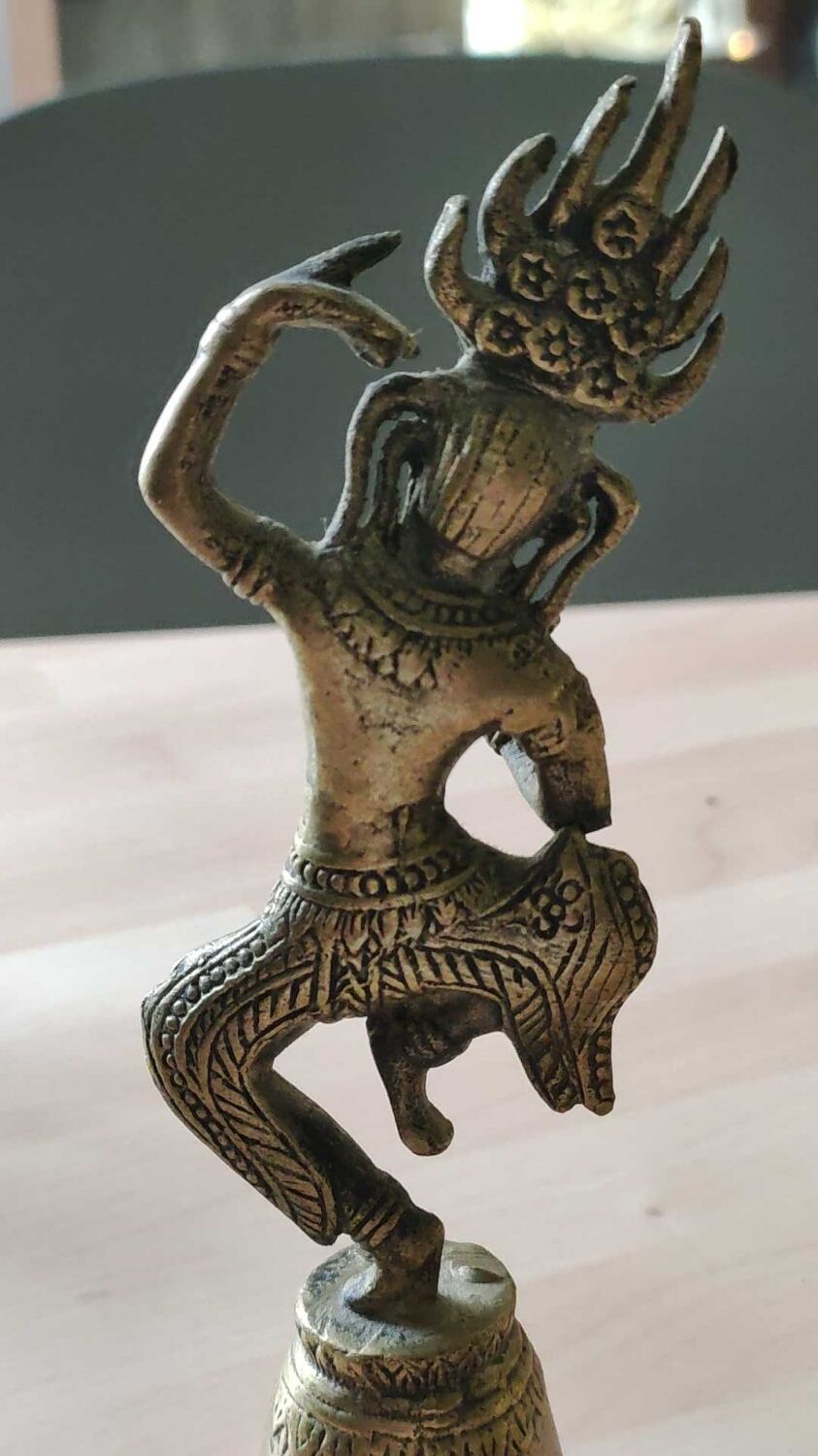 Clochette de table en forme de Danseuse céleste Apsara Khmer, en bronze doré