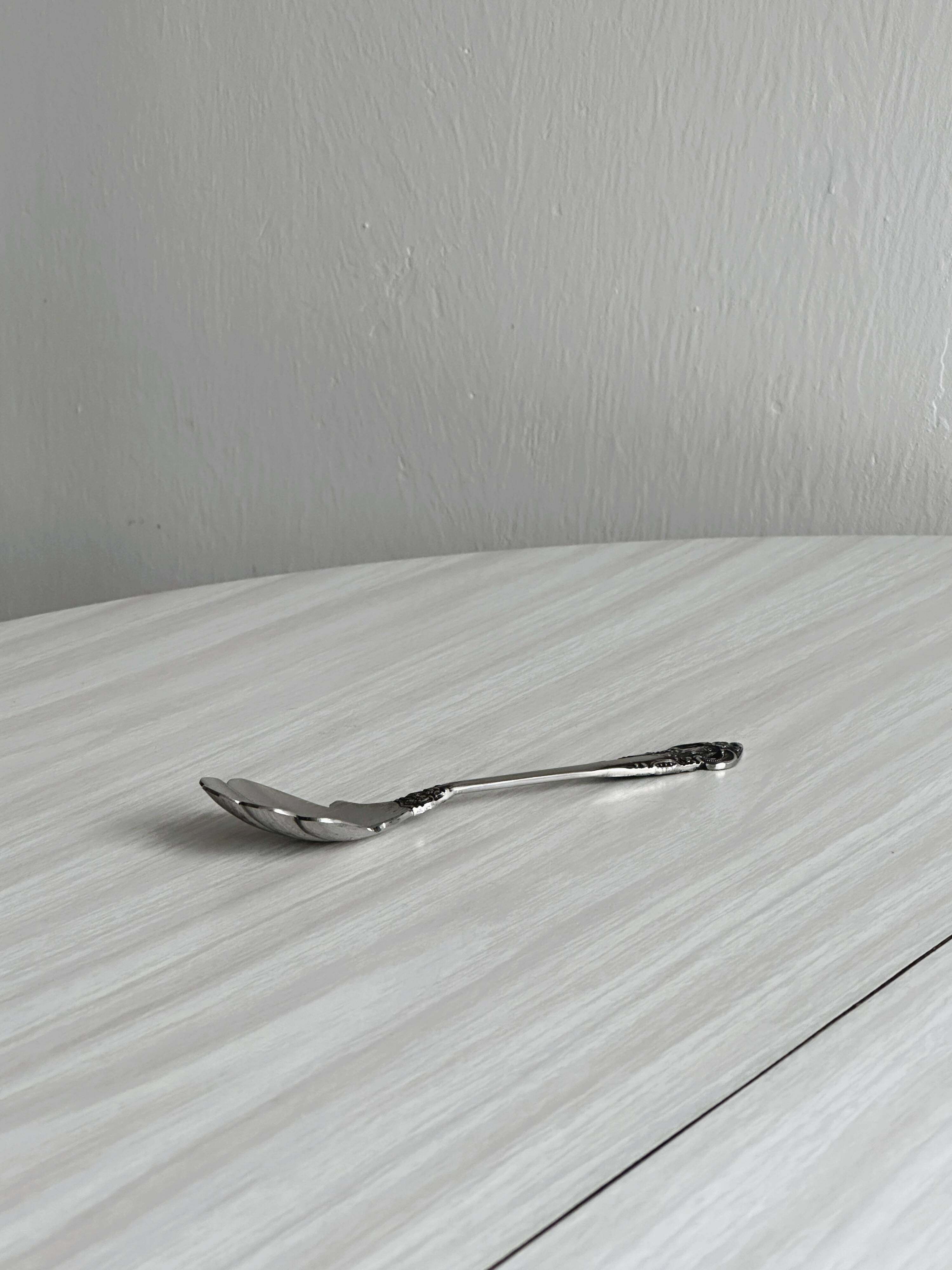 Cuillère en métal argenté décorative