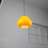 Lampe à suspension italienne du milieu du siècle en verre jaune et laiton