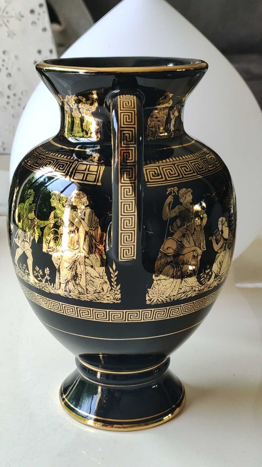 Vase Amphore Grec forme boule. Signé Kratimenos..scènes de vie mythologie Grecques , inclusions or 24 carats. Haut 21 cm