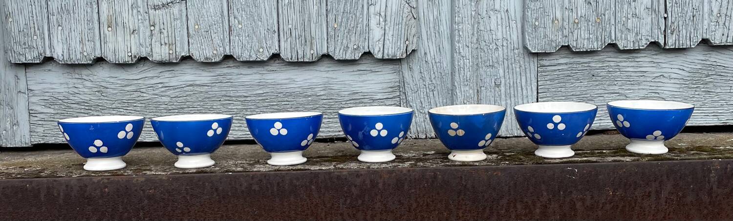 7 mini coffee bowls with blue polka dot decoration
