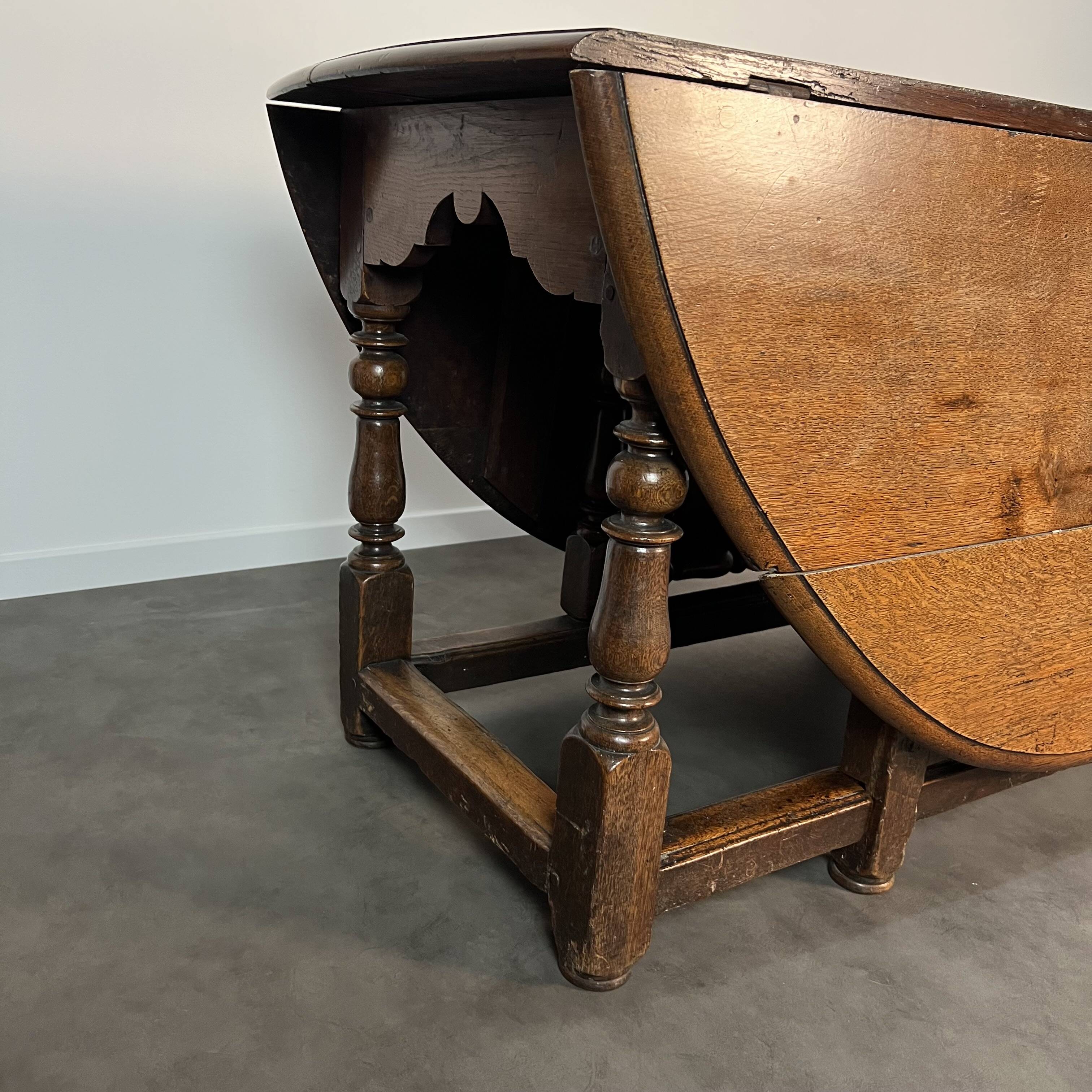 18th-century oak Gateleg drop-leaf dining table
