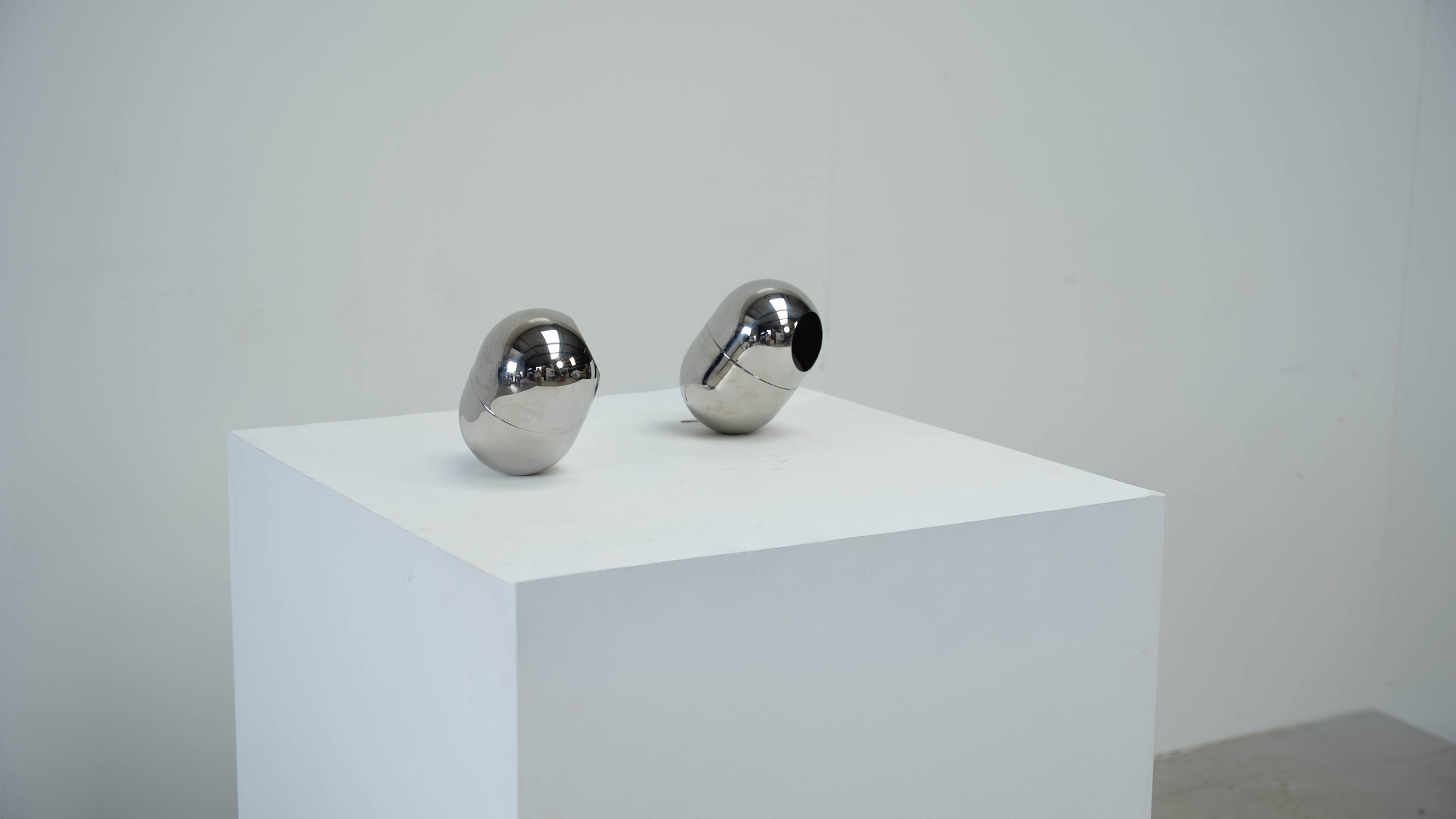 Ensemble de deux lampes de table Reggiani en chrome.