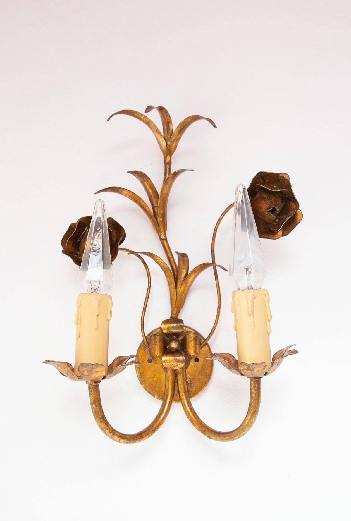 Vintage wall light in gold metal with flower and leaf decoration