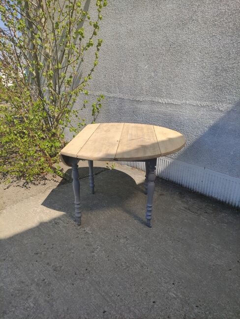 Roundtable with folding sides