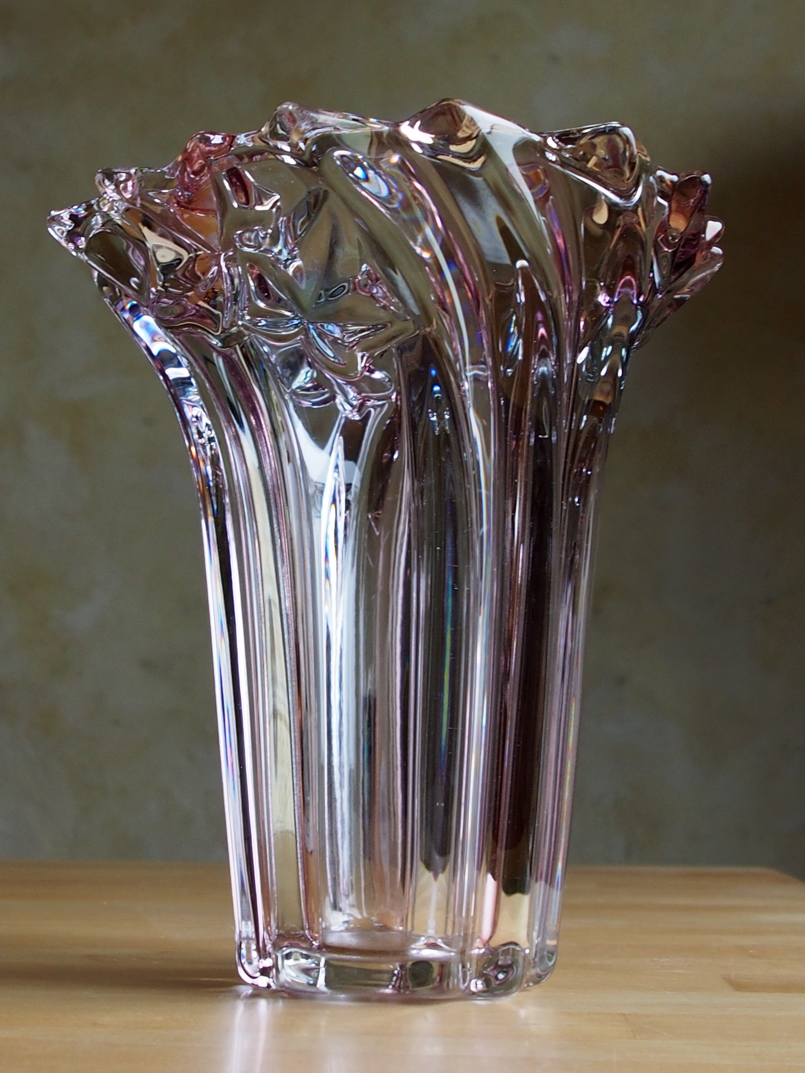 Vase en cristal Mikasa décor lierre parisien et lustre rosé