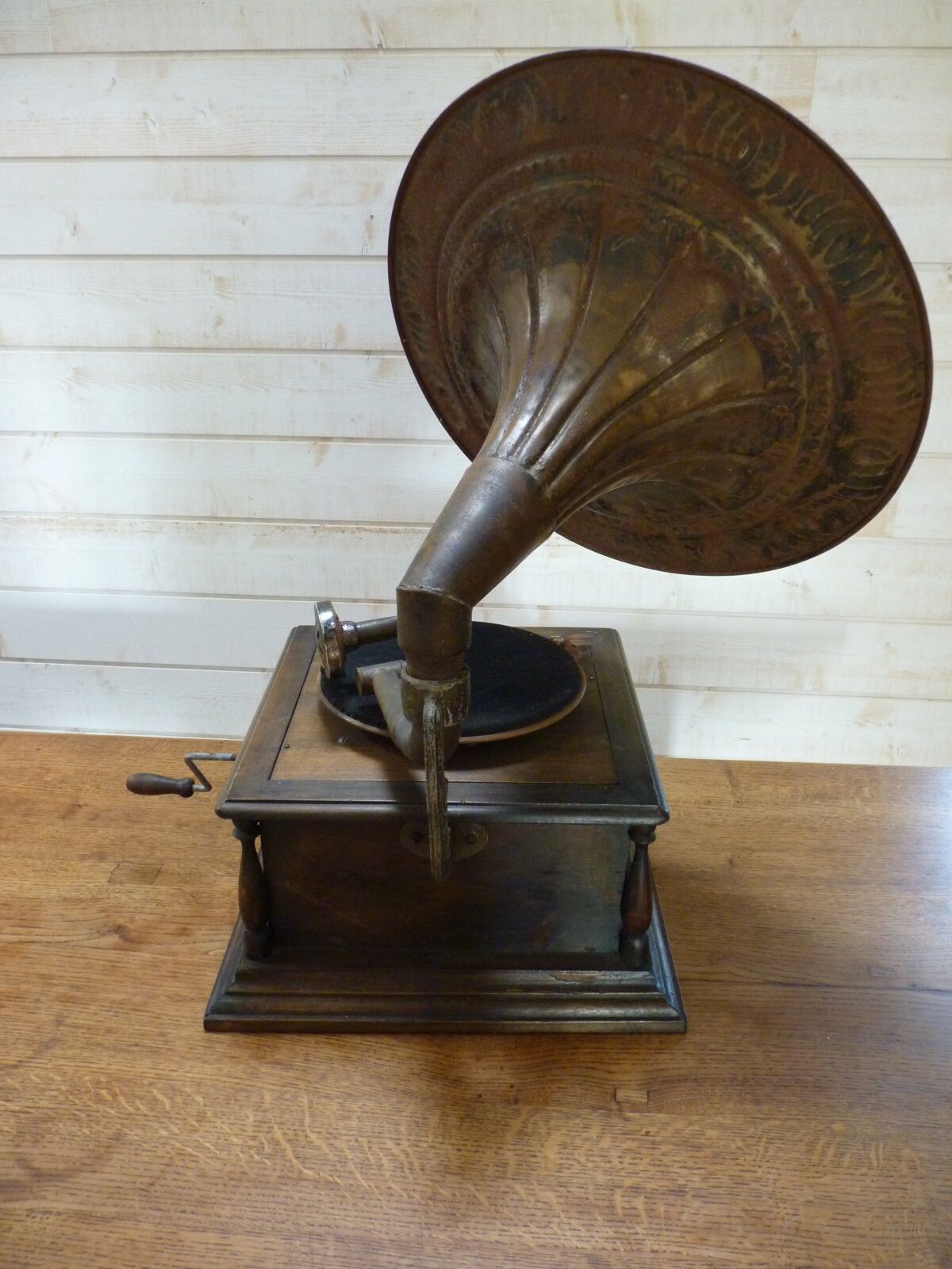 Gramophone with flag "his master's voice"
