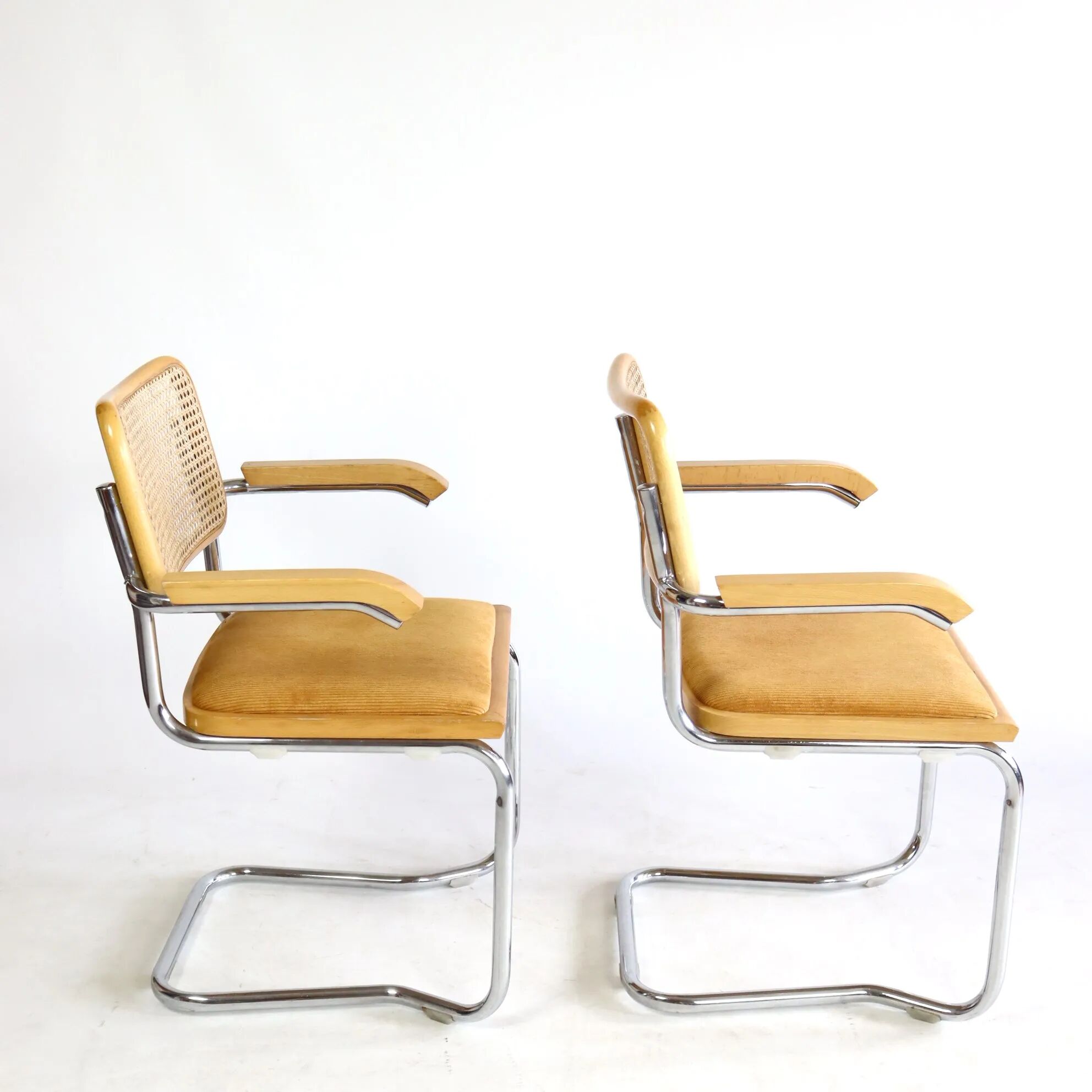 Paire de chaises B64
