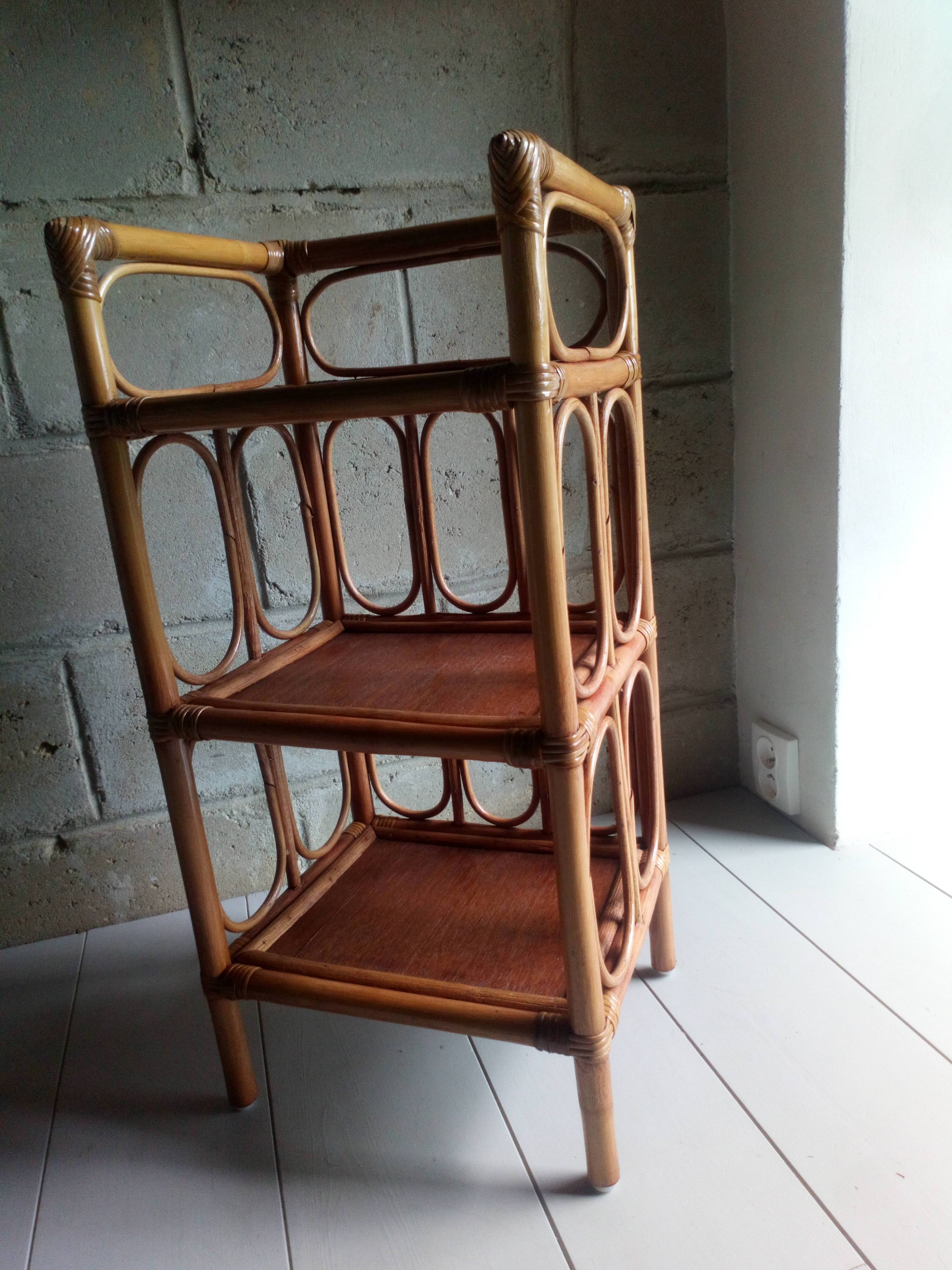 Shelf selette on wooden feet and vintage rattan