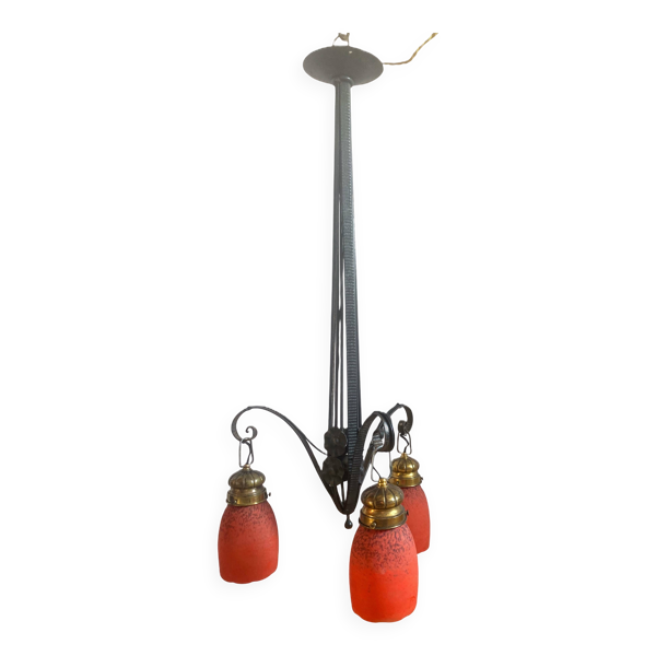 Lustre ancien art déco fer forgé 3 tulipes pâte de verre signées Delatte — Beyit