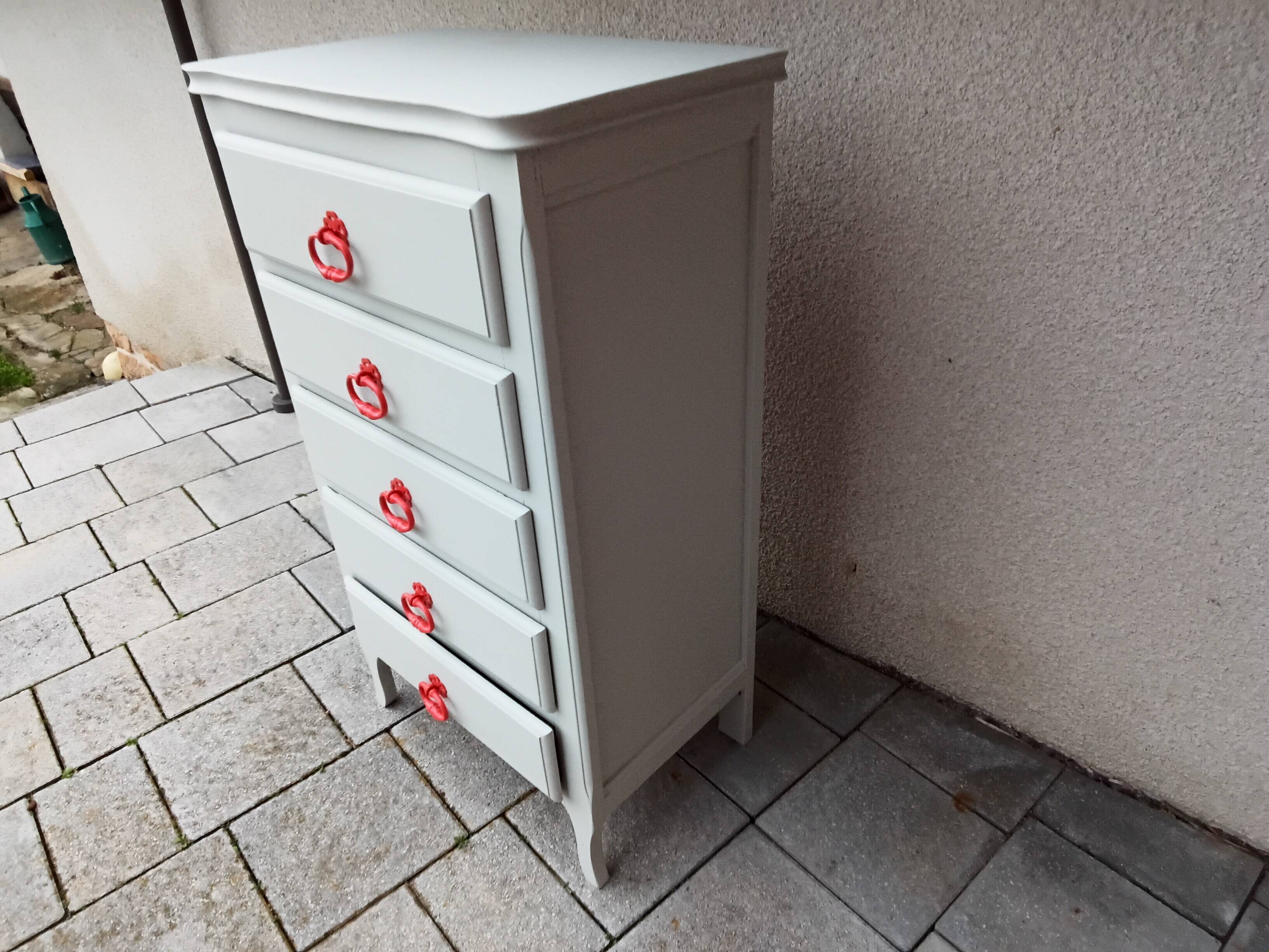 Antique chest of drawers