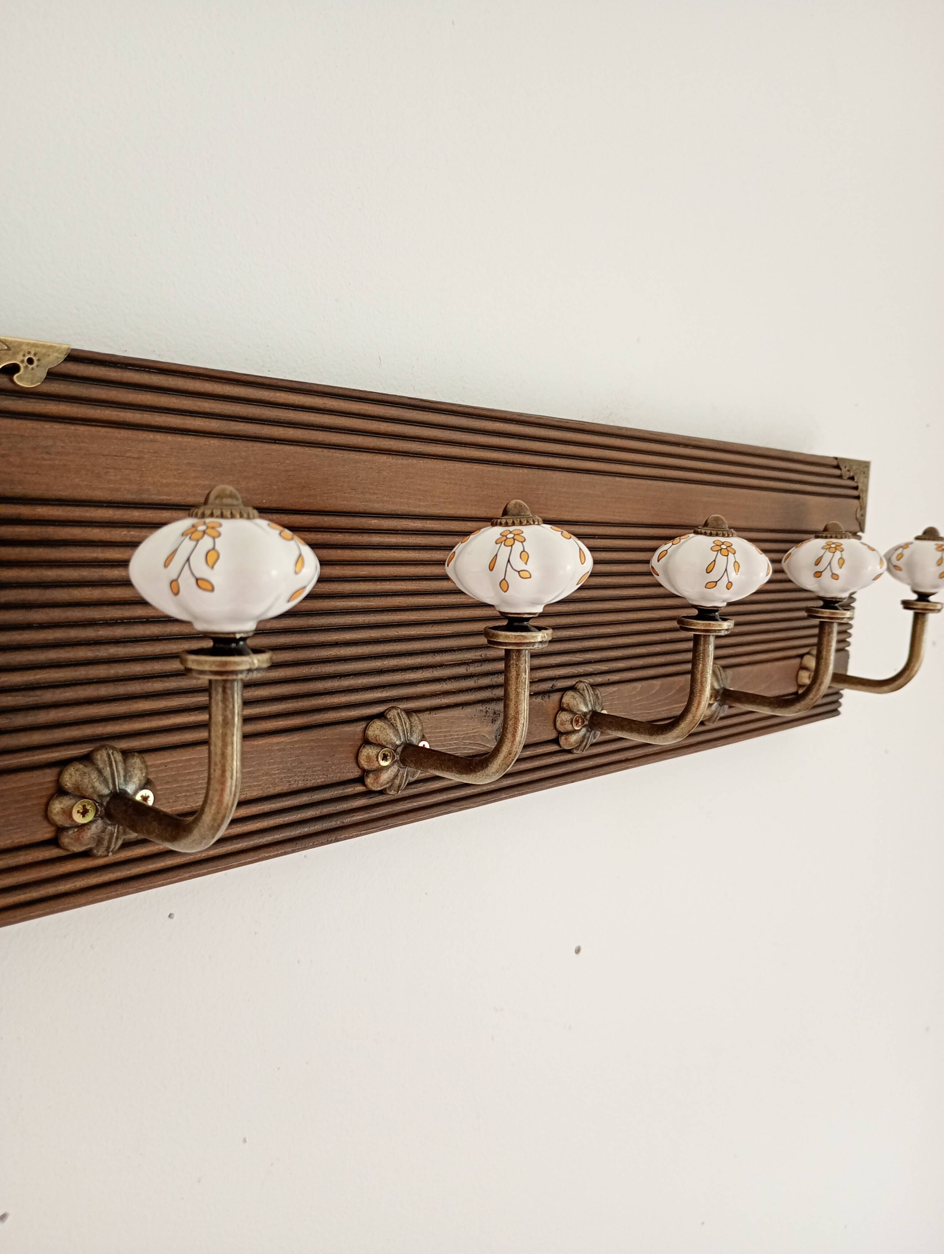 Wall coat rack 50 cm – 5 metal and ceramic hooks – Stained wood