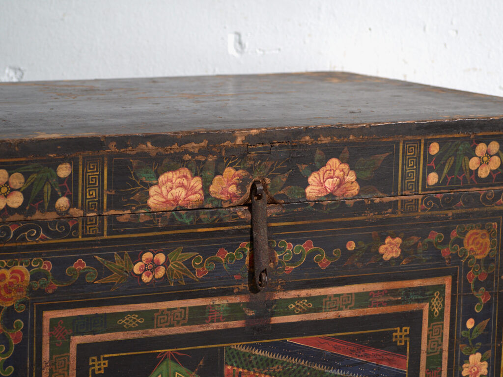 Antique chest painted in pine wood – China, around 1900