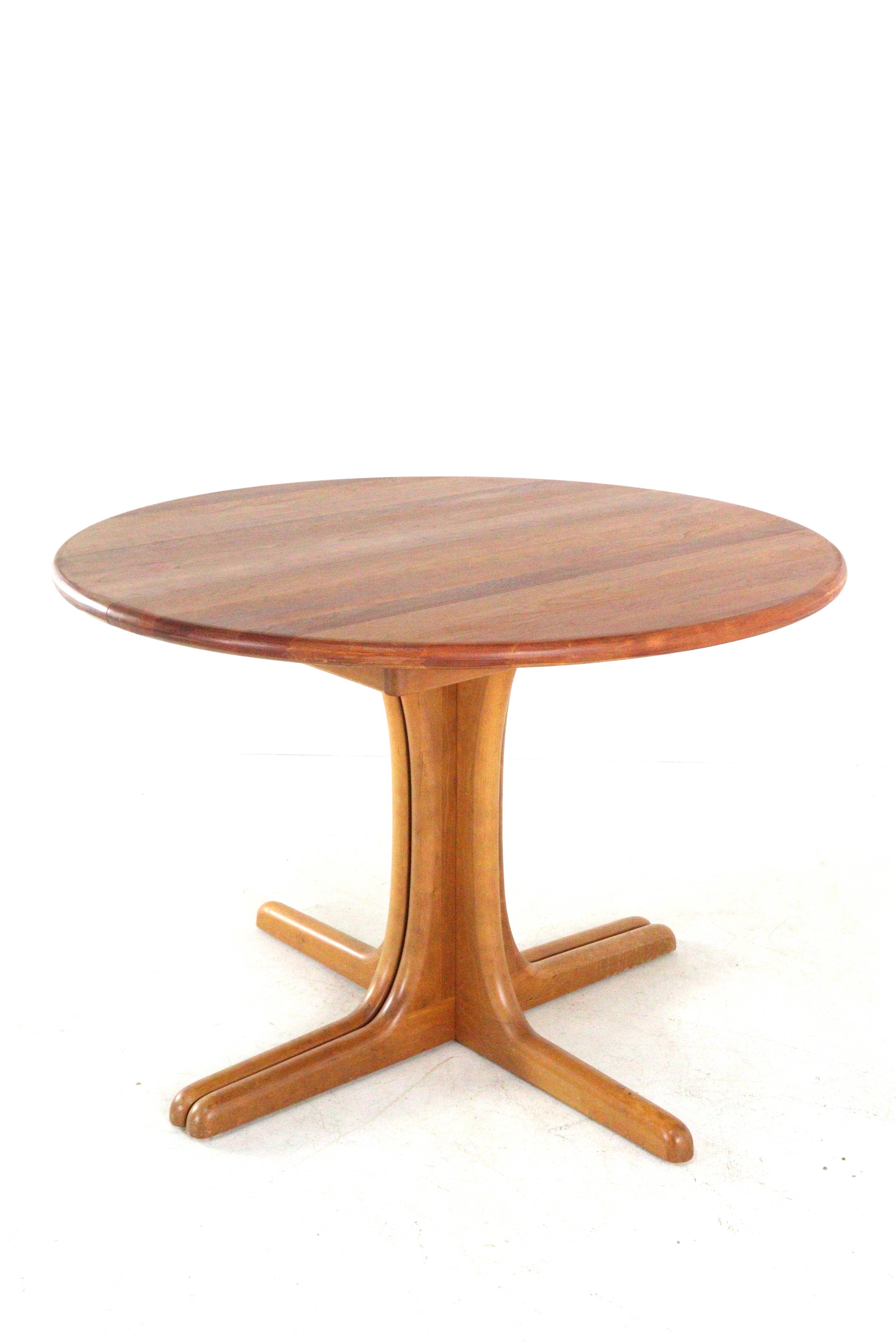 Round 2x Extendable Dining Table "Tjórn" - danish design in teak