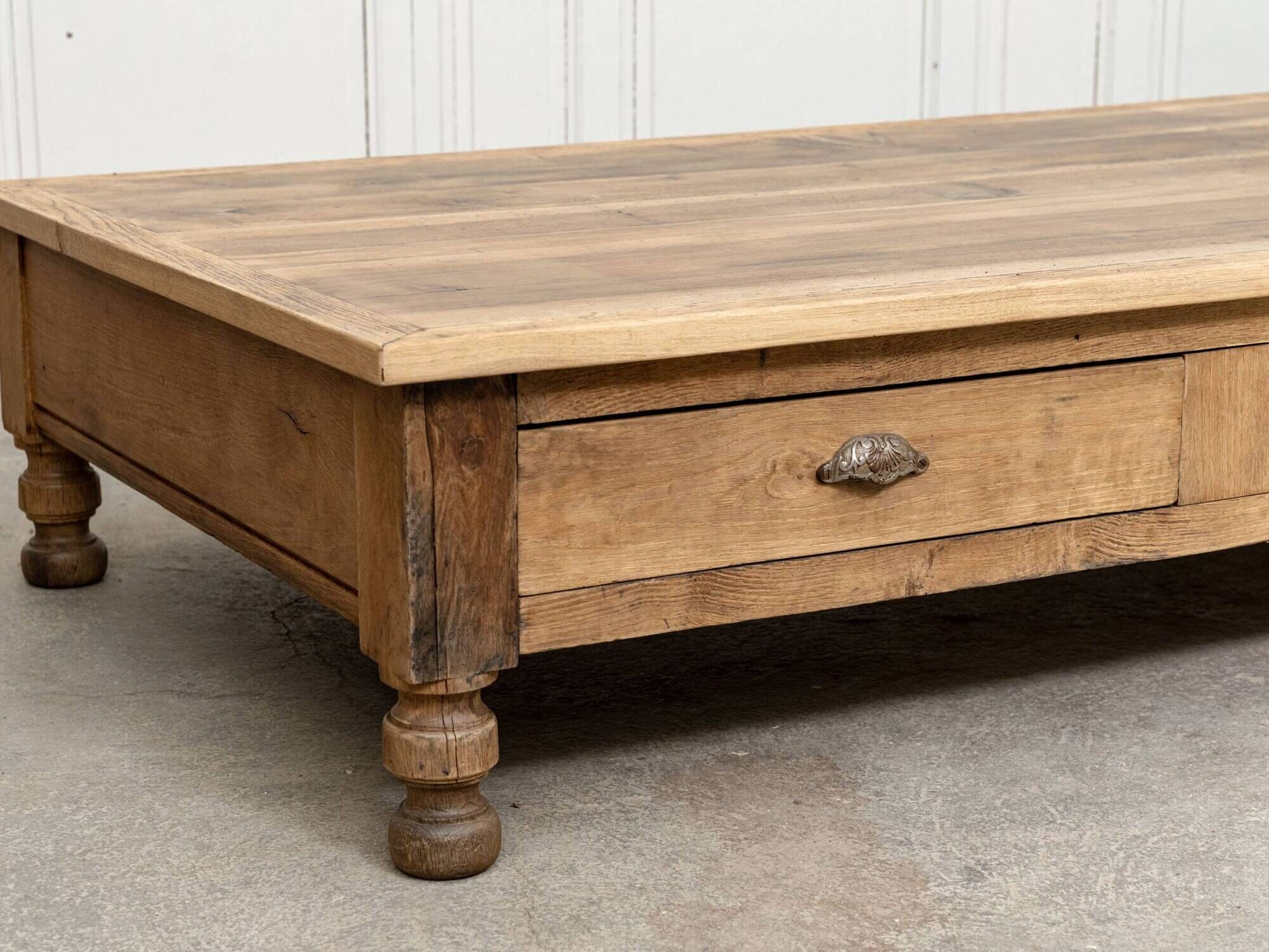 Exceptional oak coffee table, antique draper's table from the 19th century.