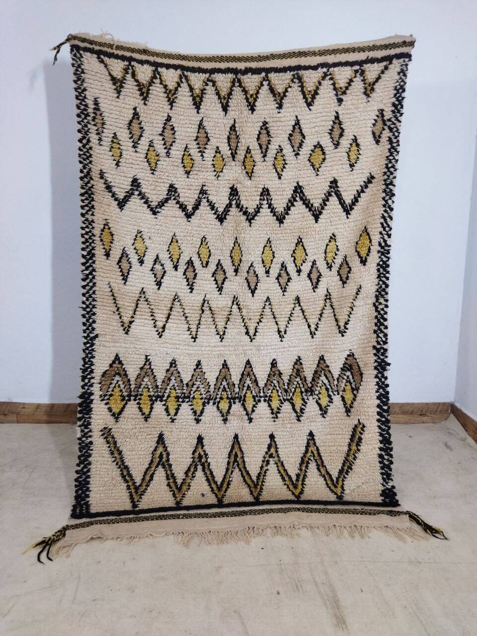 Handmade moroccan berber rug 187 x 117 cm