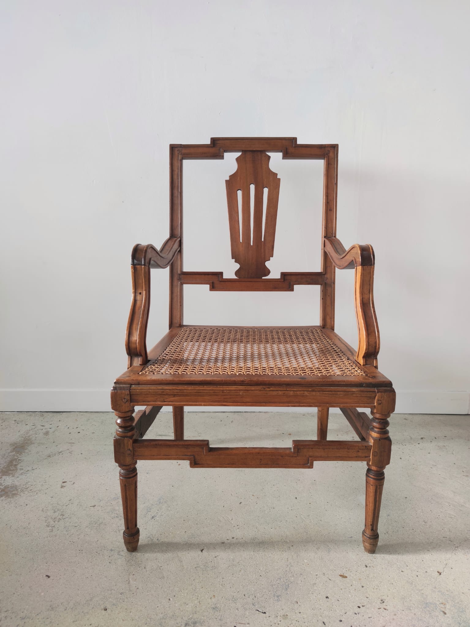 Fauteuil canné en bois naturel