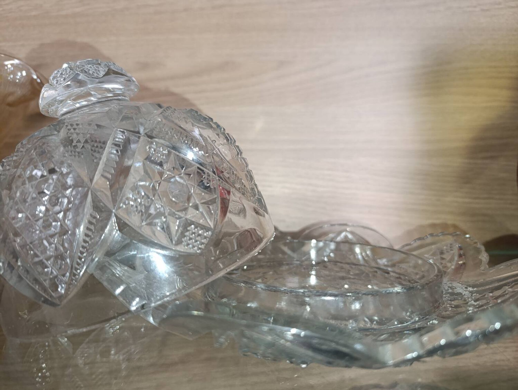 Beurrier ancien en verre taillé