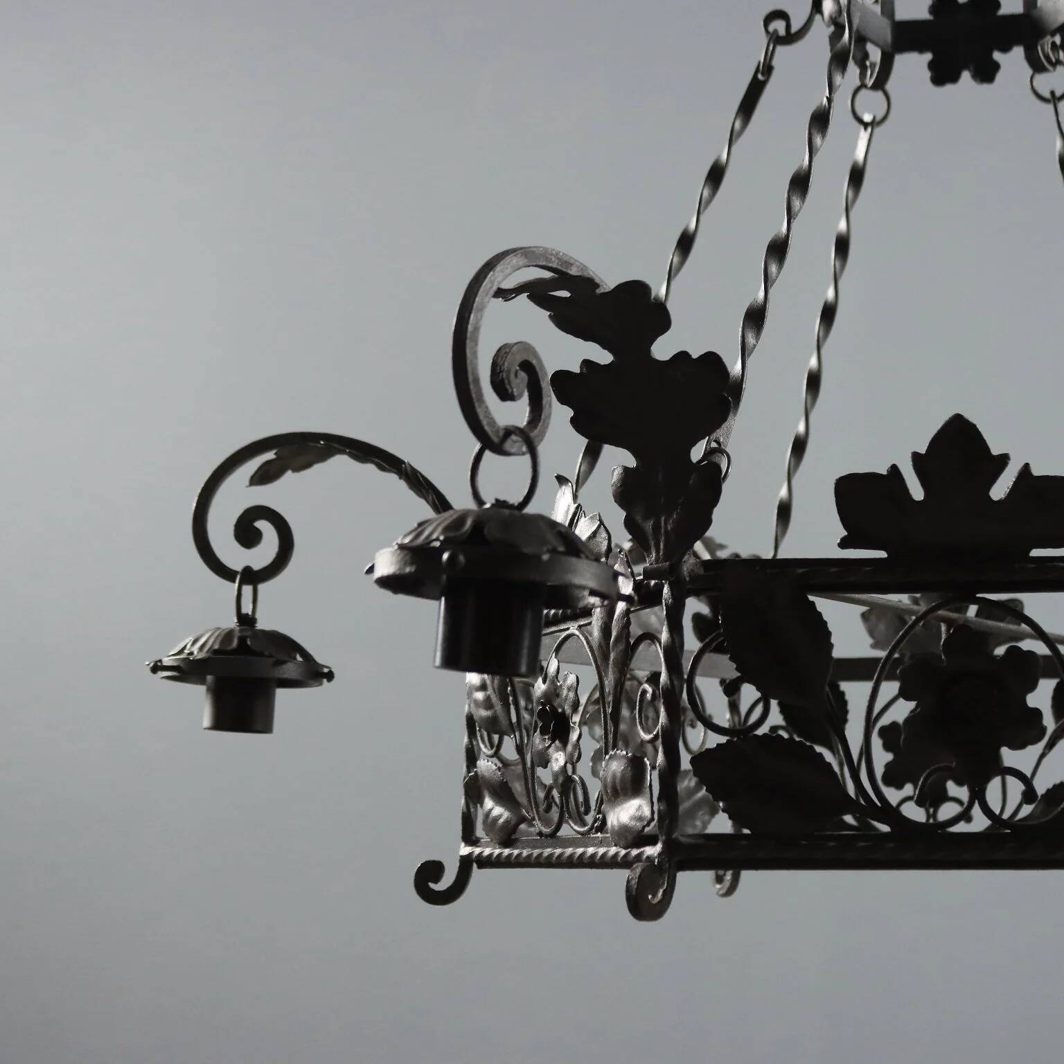 Lustre ancien en fer forgé décoré, Italie, XXe siècle