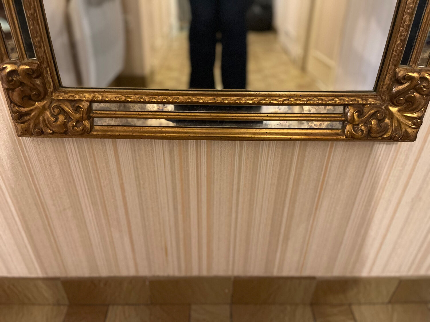 Mirror with a glazing bar