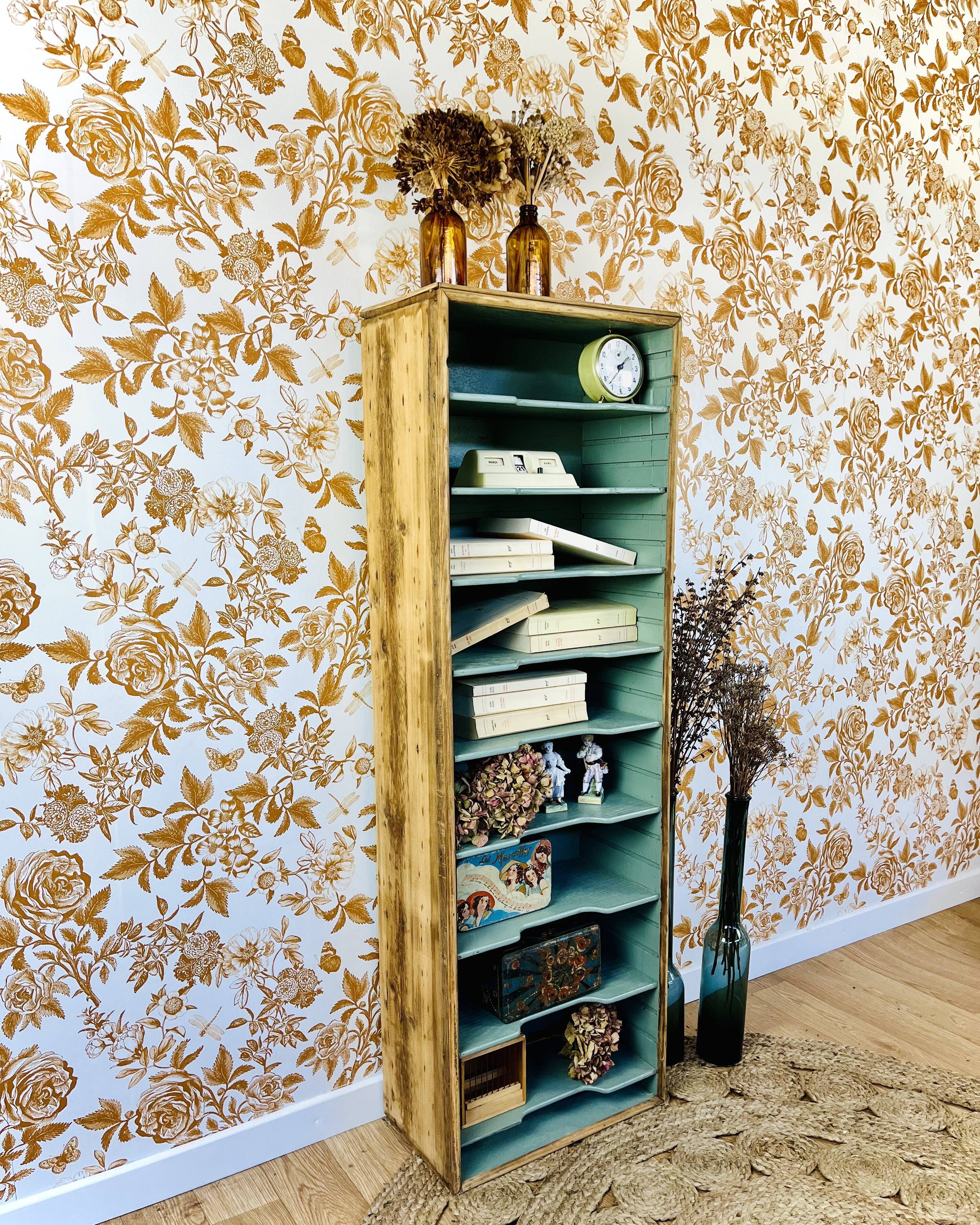 Small piece of furniture with lockers