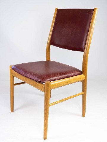 Suite of six chairs in oak and leather