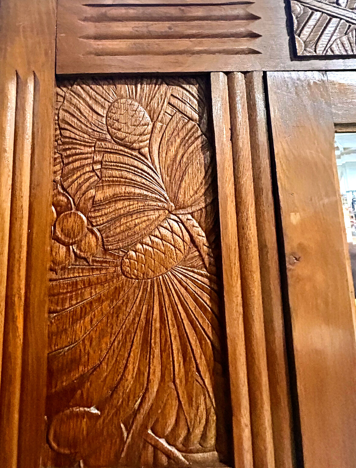 Large Parisian Art Deco wardrobe in solid oak – timeless elegance