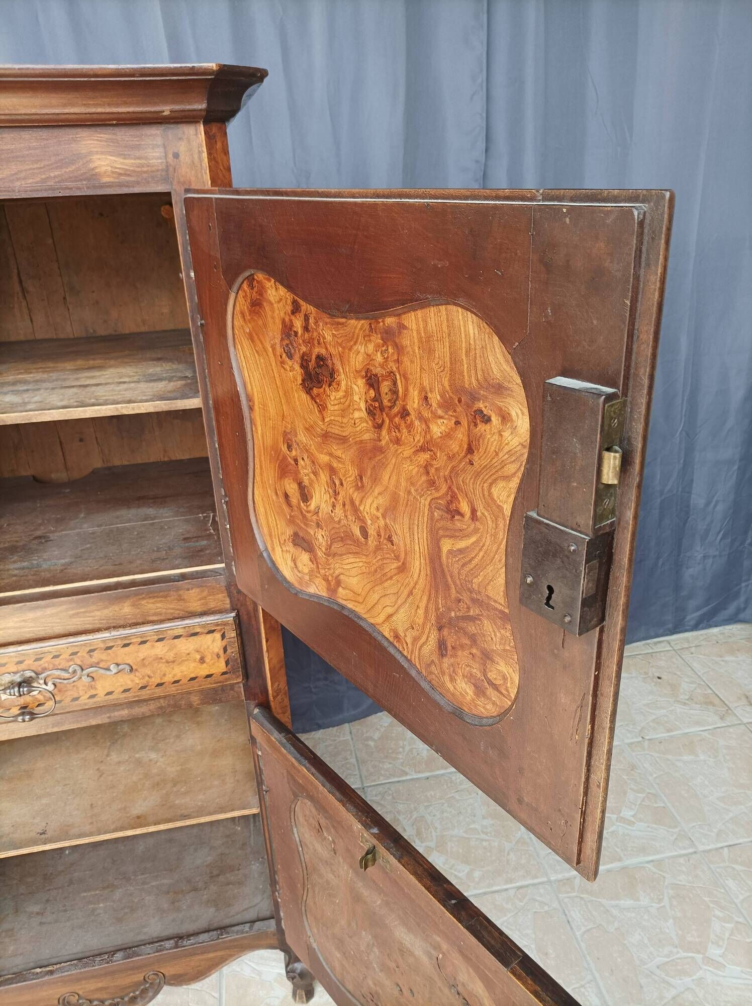 Standing man Louis XV in walnut and ash burl