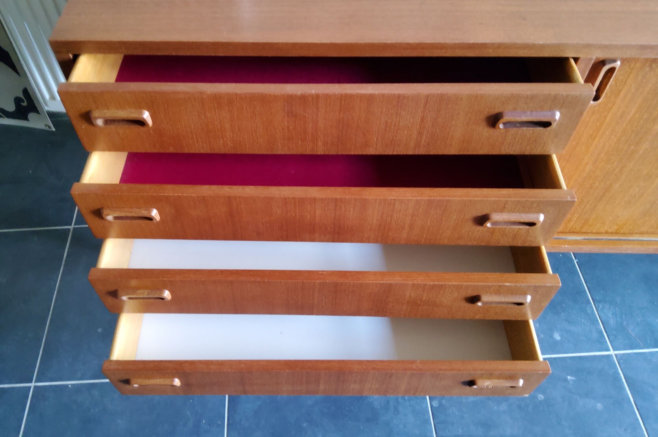 Sidbeoard with sliding doors and ceramic decoration