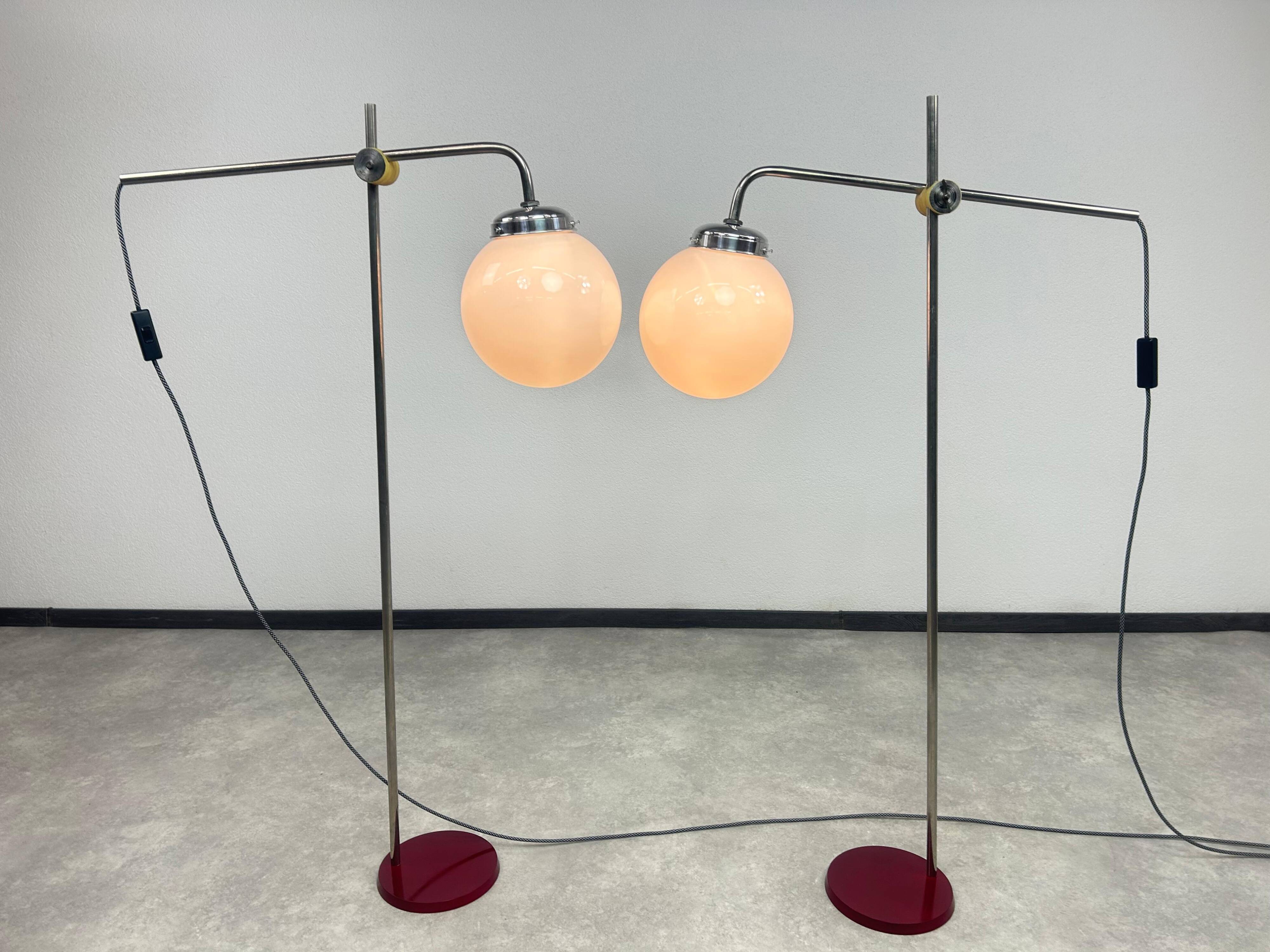 Lampes sur pied chromées modernes du milieu du siècle par paires