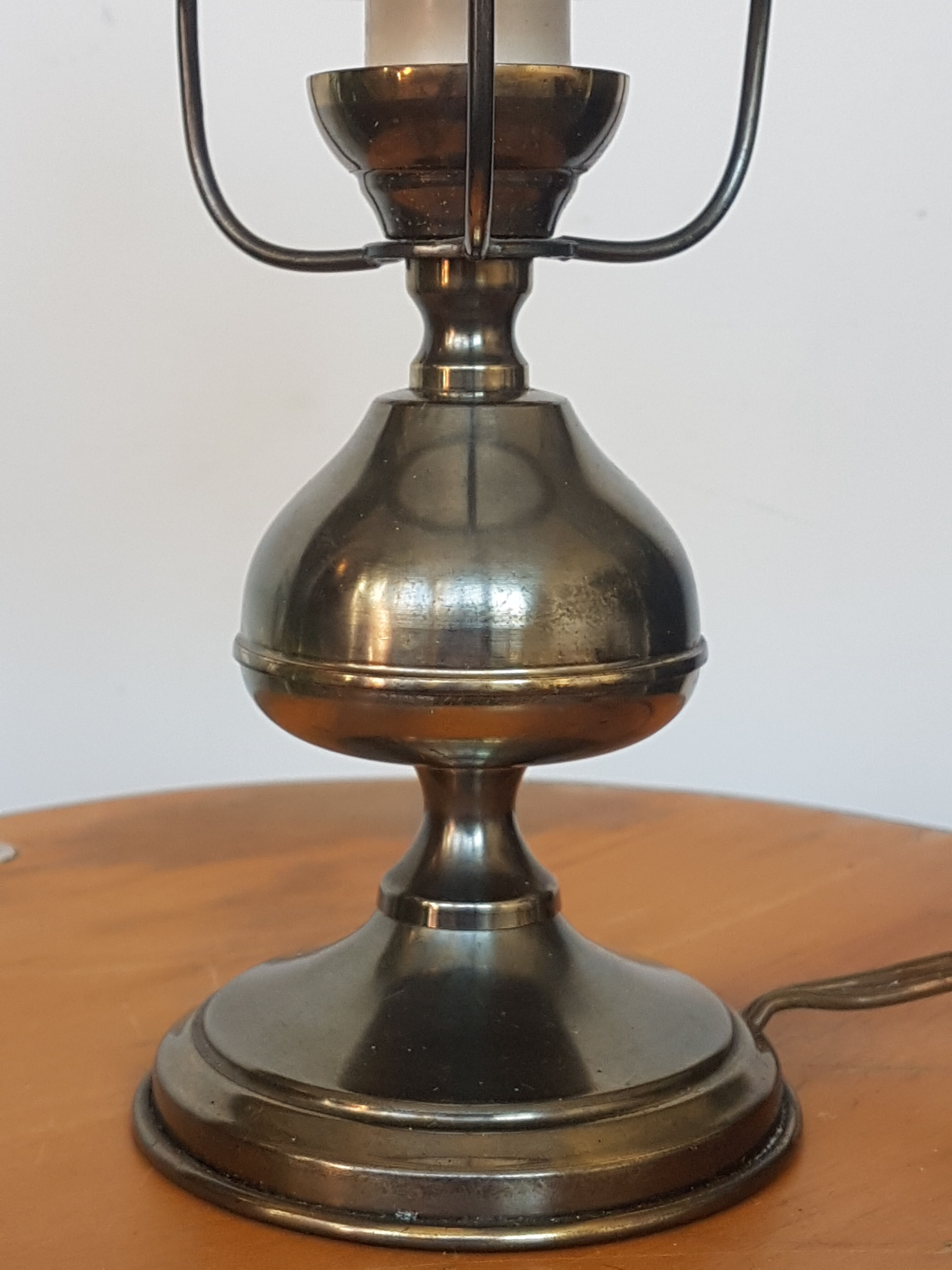Small Art Deco opaline lamp, brass foot