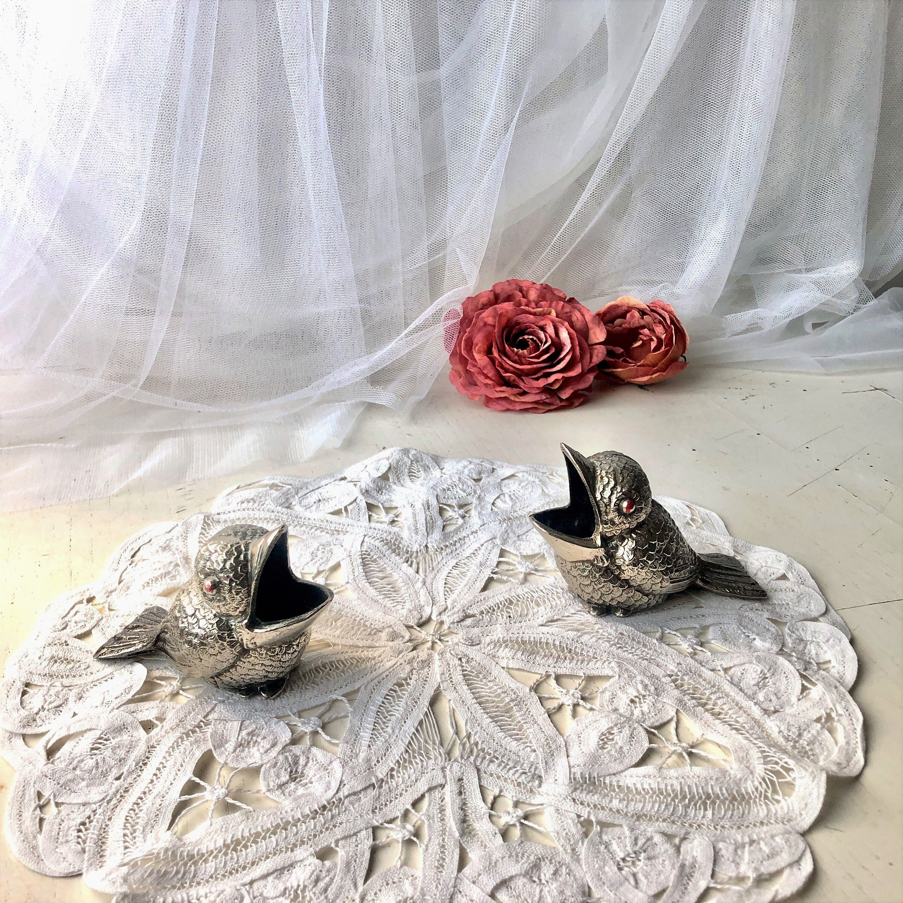 Figurine birds ashtray or pike holder