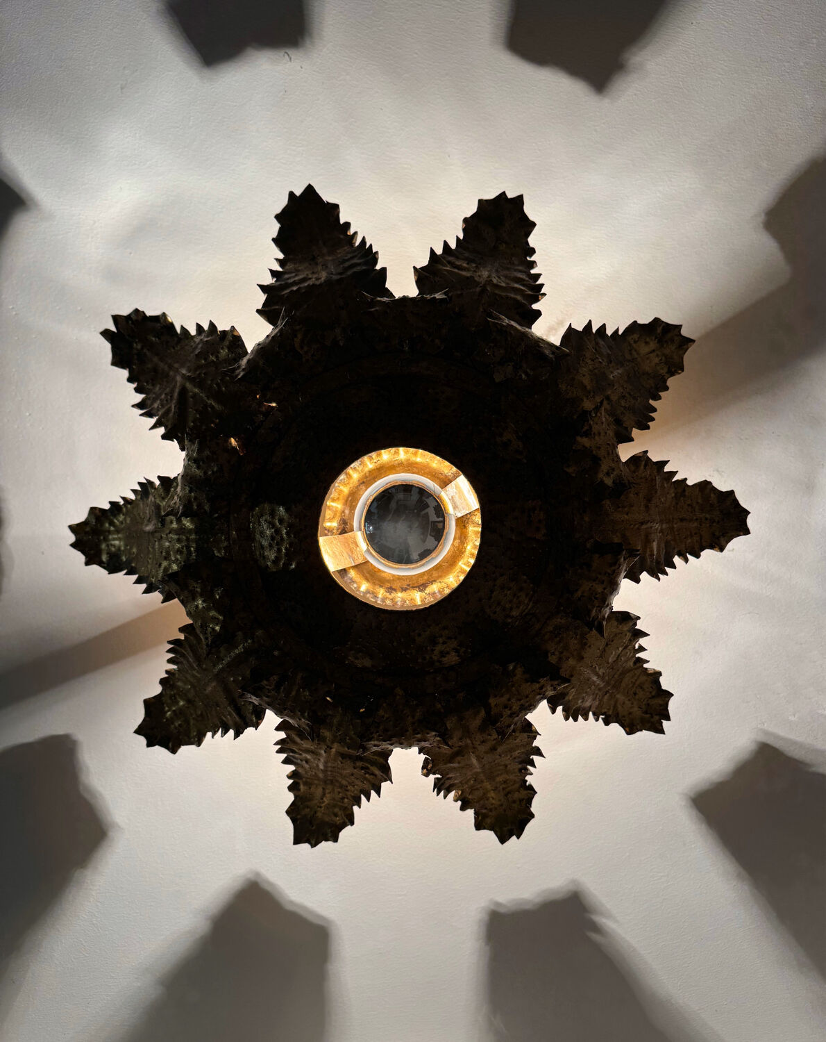 Plafonnier soleil fer forgé doré années 60