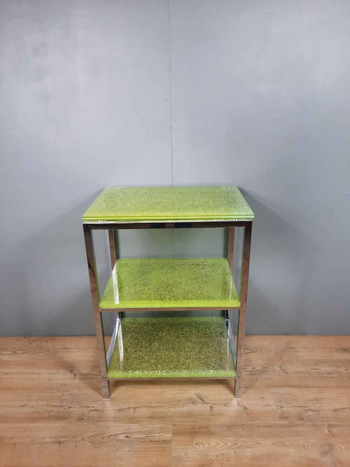Shelf cabinet in broken tempered glass and metal