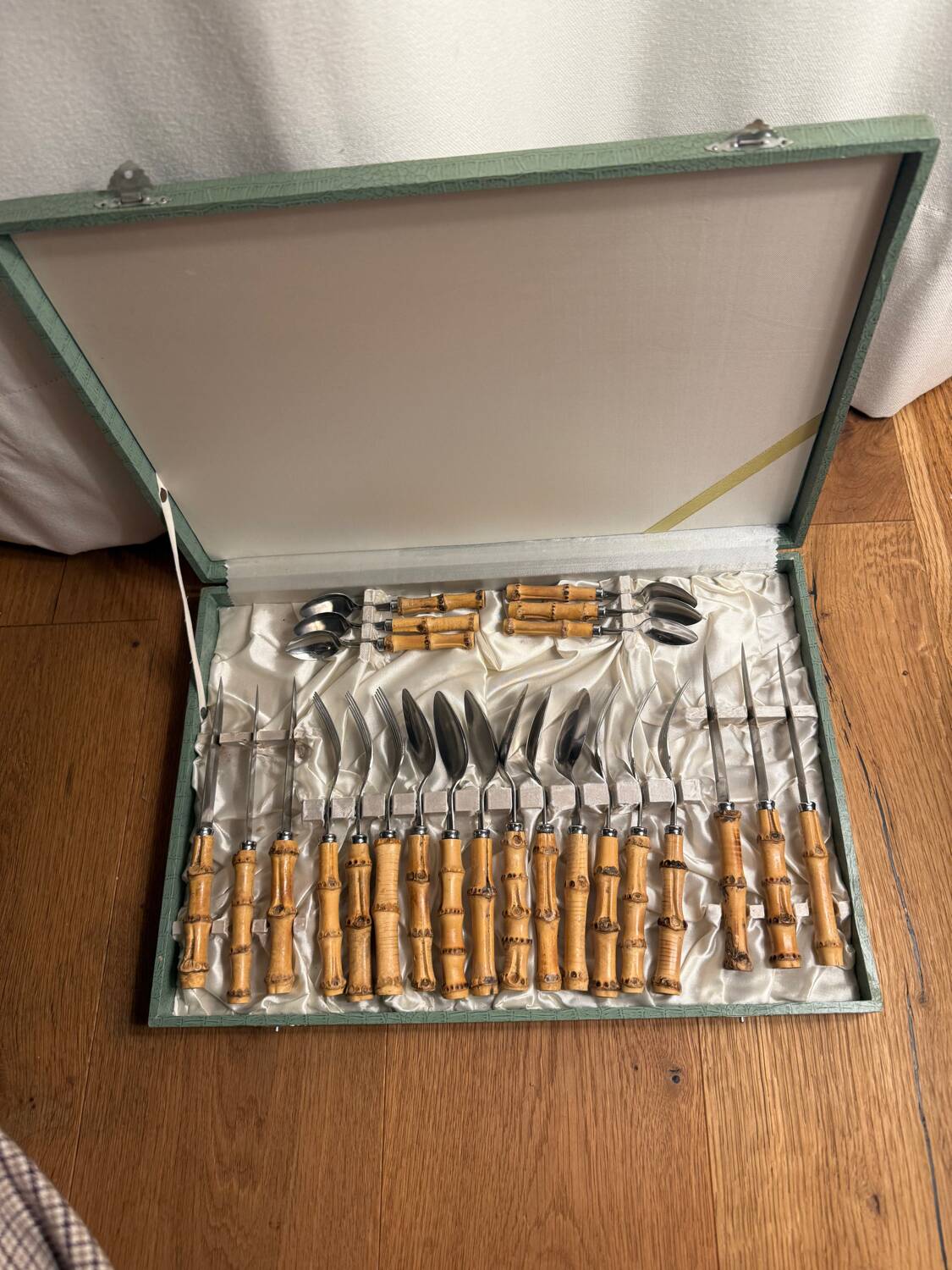 24-piece bamboo cutlery set