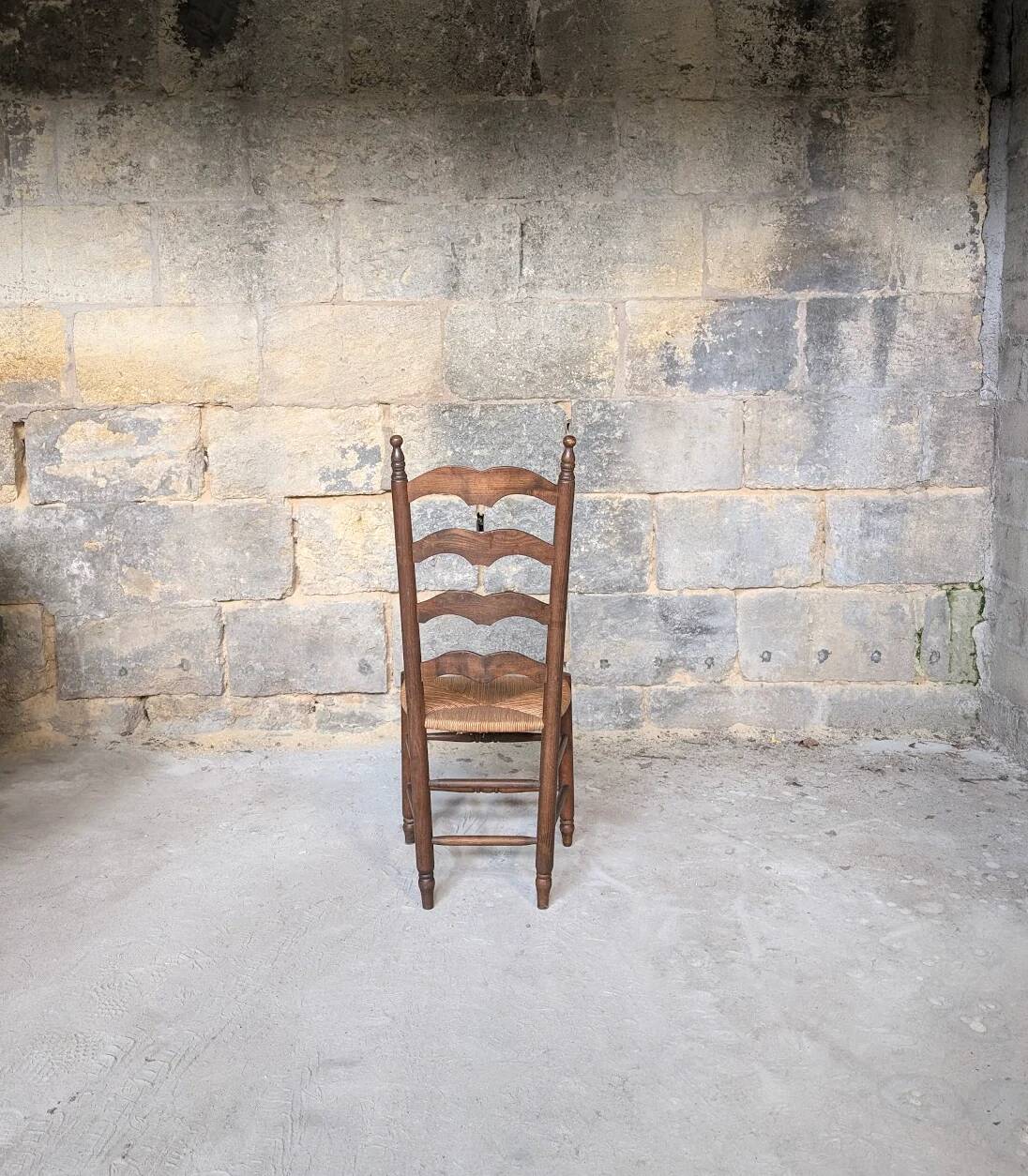 Ensemble de 8 chaises en bois et paille