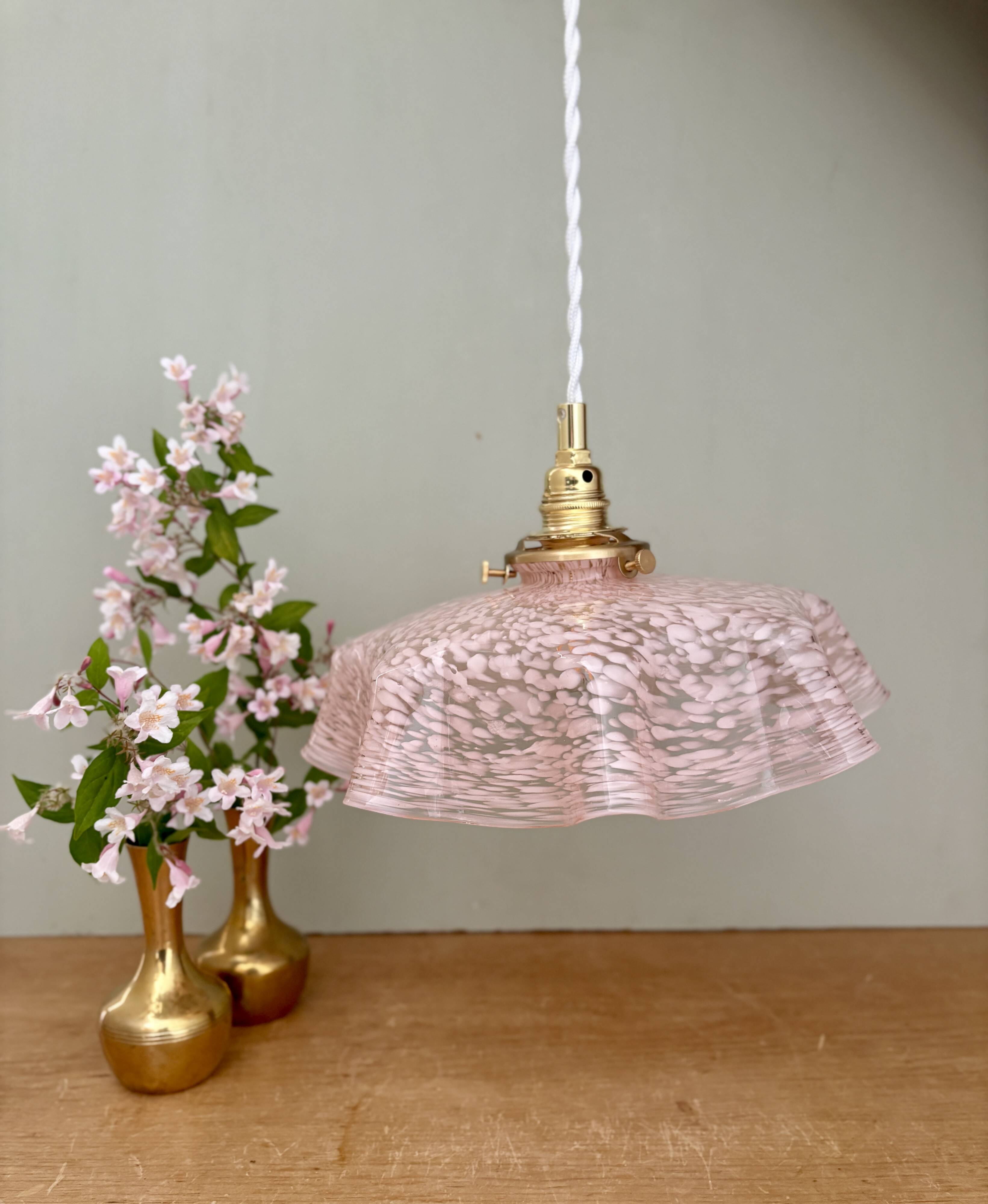 Suspension, abat-jour ancien en verre de Clichy rose