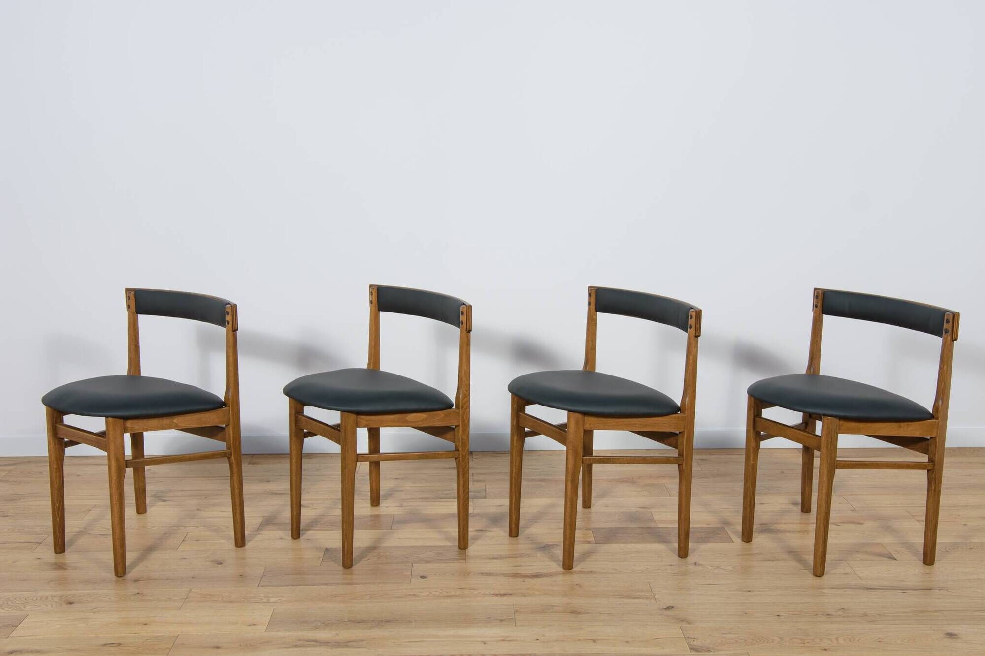 Mid-Century Round Extendable Dining Table and Chairs from McIntosh, 1960s, Set of 5